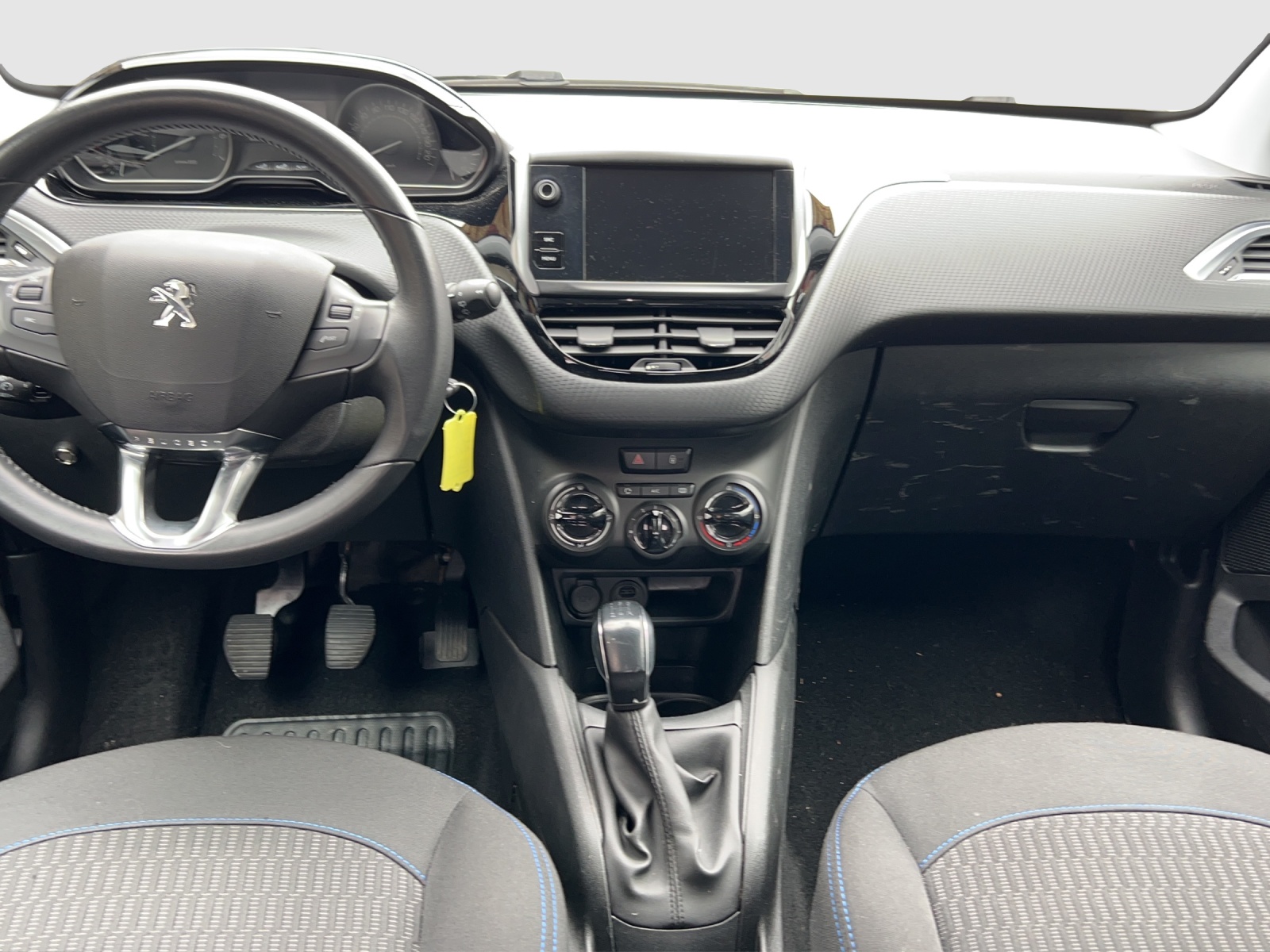 PEUGEOT 208 1.2 PureTech Signature-image-12