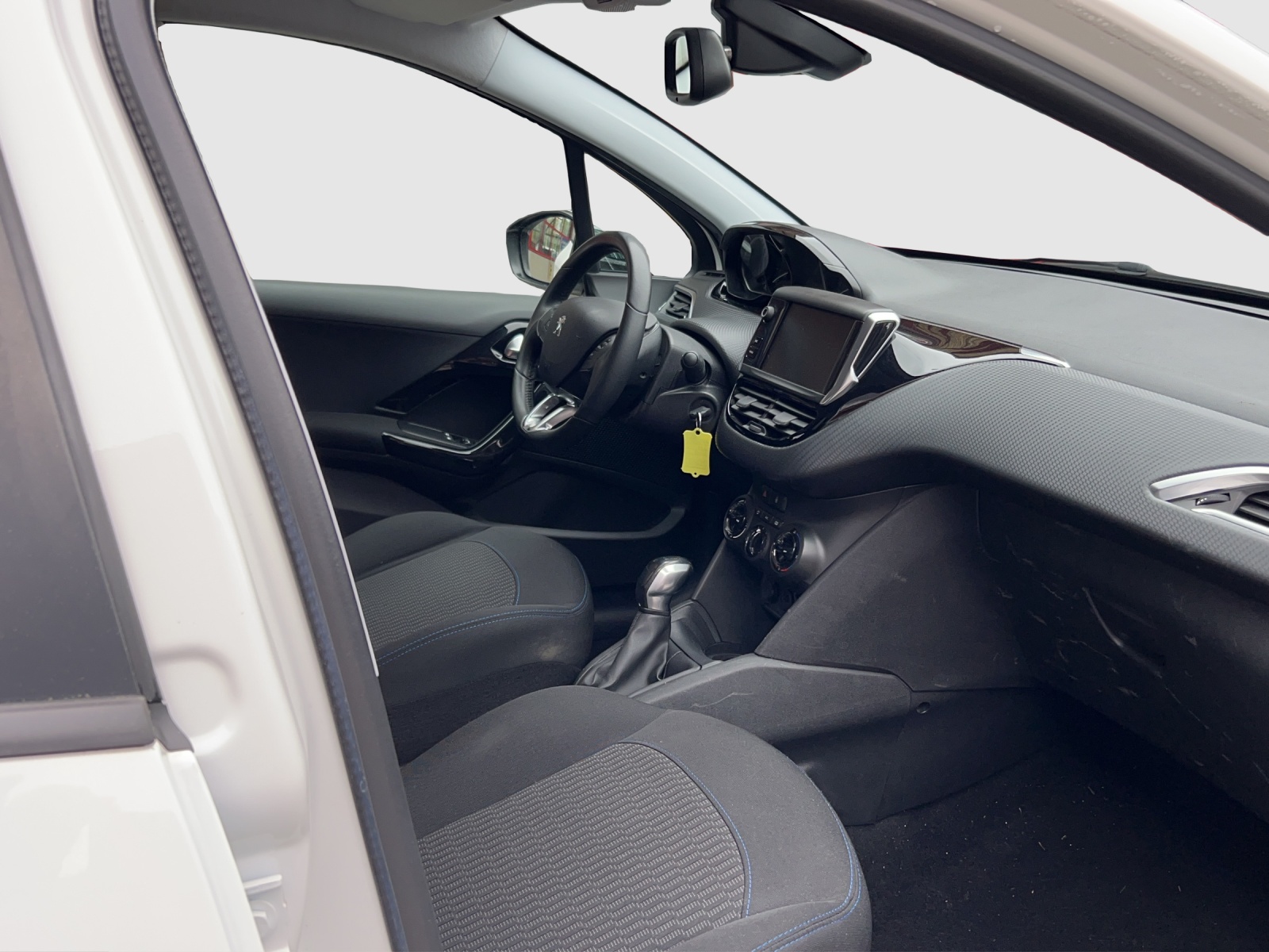 PEUGEOT 208 1.2 PureTech Signature-image-13
