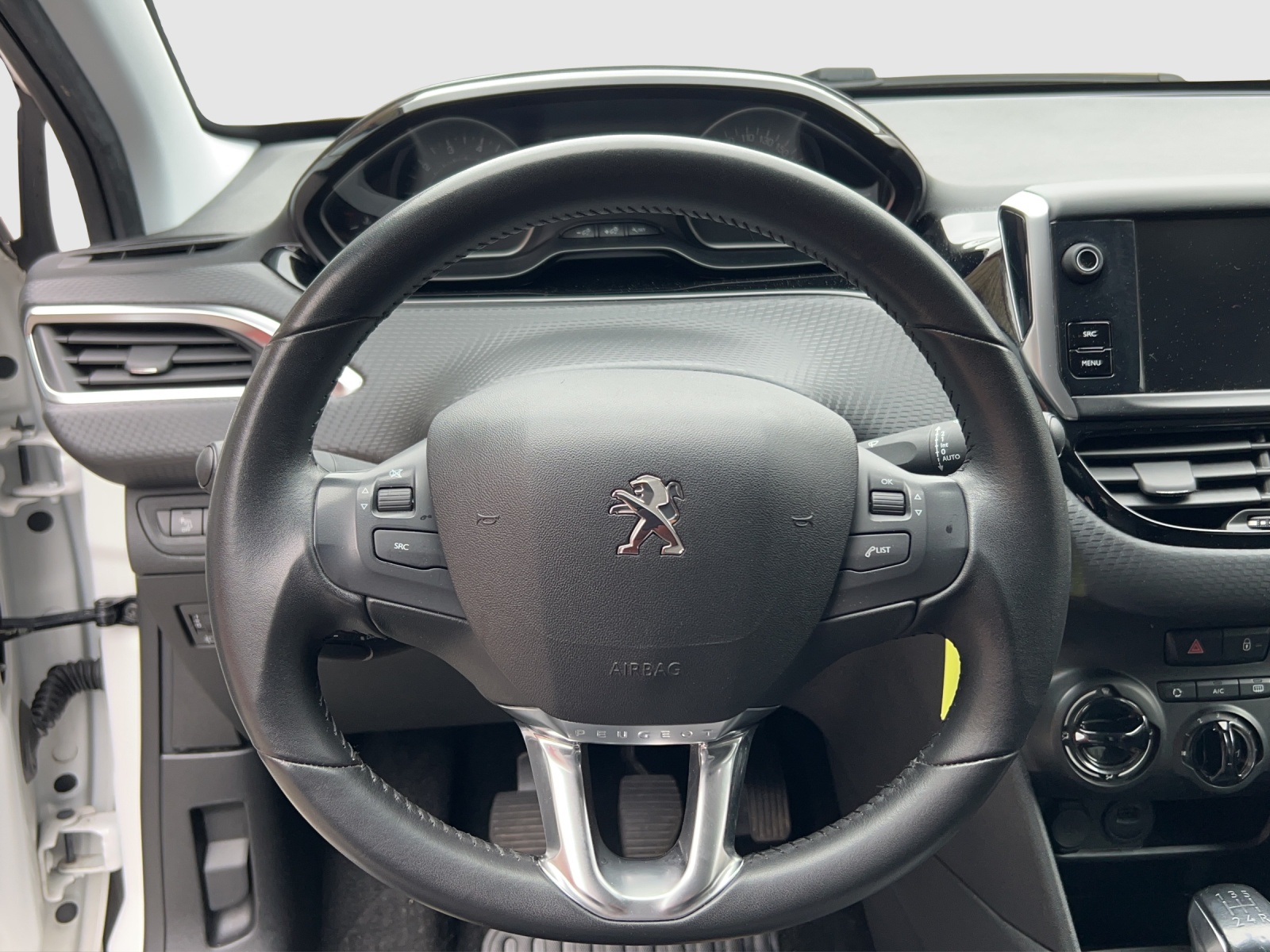 PEUGEOT 208 1.2 PureTech Signature-image-10