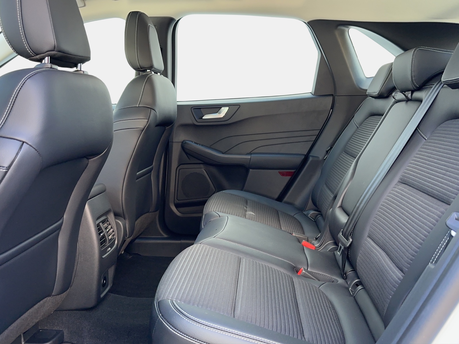 FORD Kuga 2.5 FHEV Titanium 4WD-image-7
