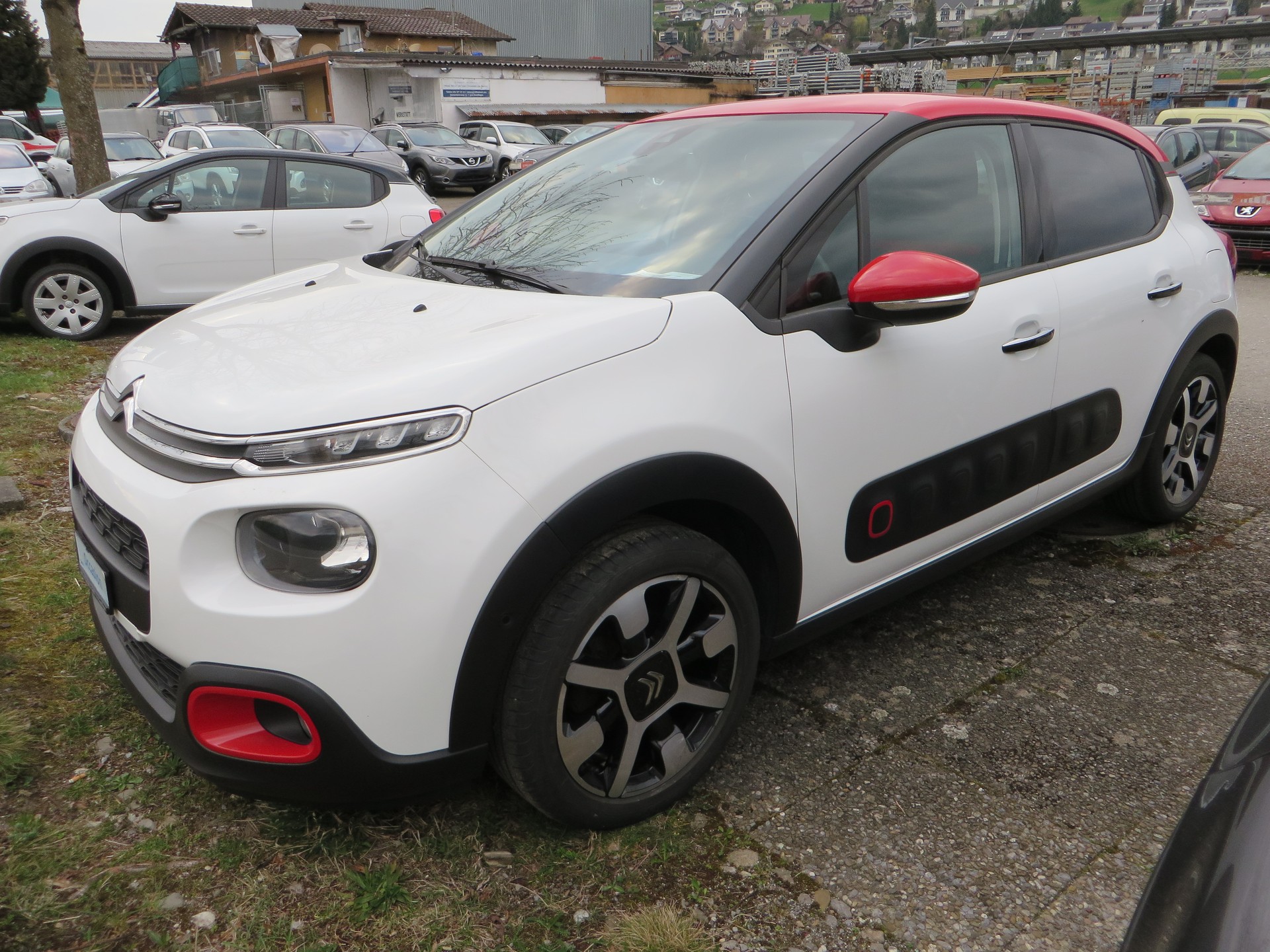CITROEN C3 1.2i PureTech Shine-image-2