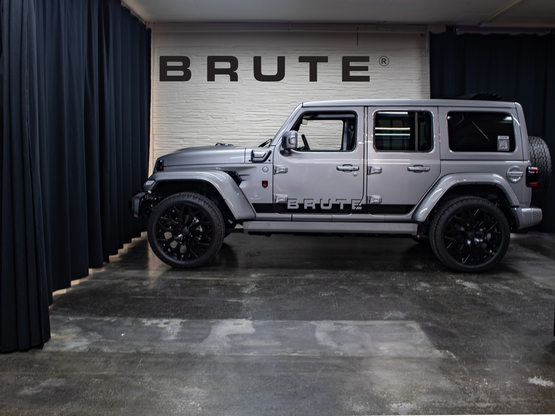 JEEP BRUTE® Wrangler 4xe SAHARA / SkyOne (El. Soft Top)-image-1
