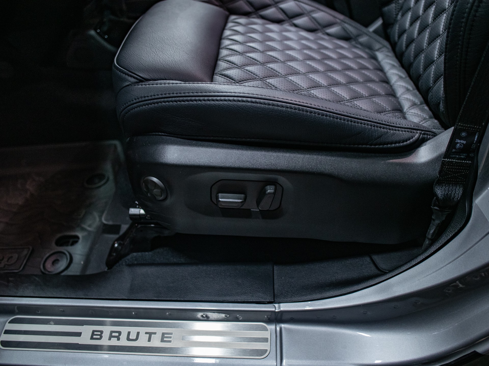 JEEP BRUTE® Wrangler 4xe SAHARA / SkyOne (El. Soft Top)-image-13