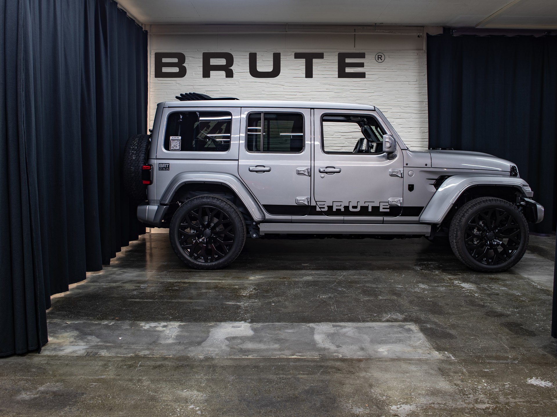JEEP BRUTE® Wrangler 4xe SAHARA / SkyOne (El. Soft Top)