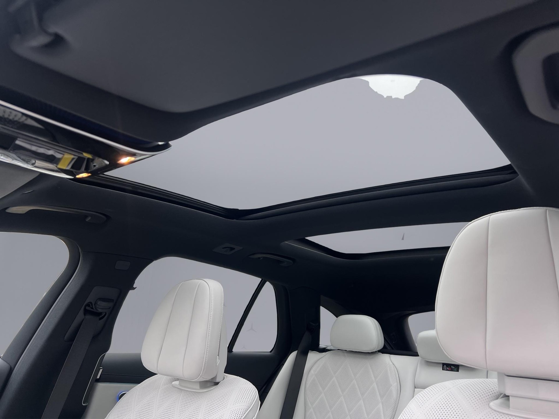 MERCEDES-BENZ E 220 d AMG Line 4matic Kombi-image-13