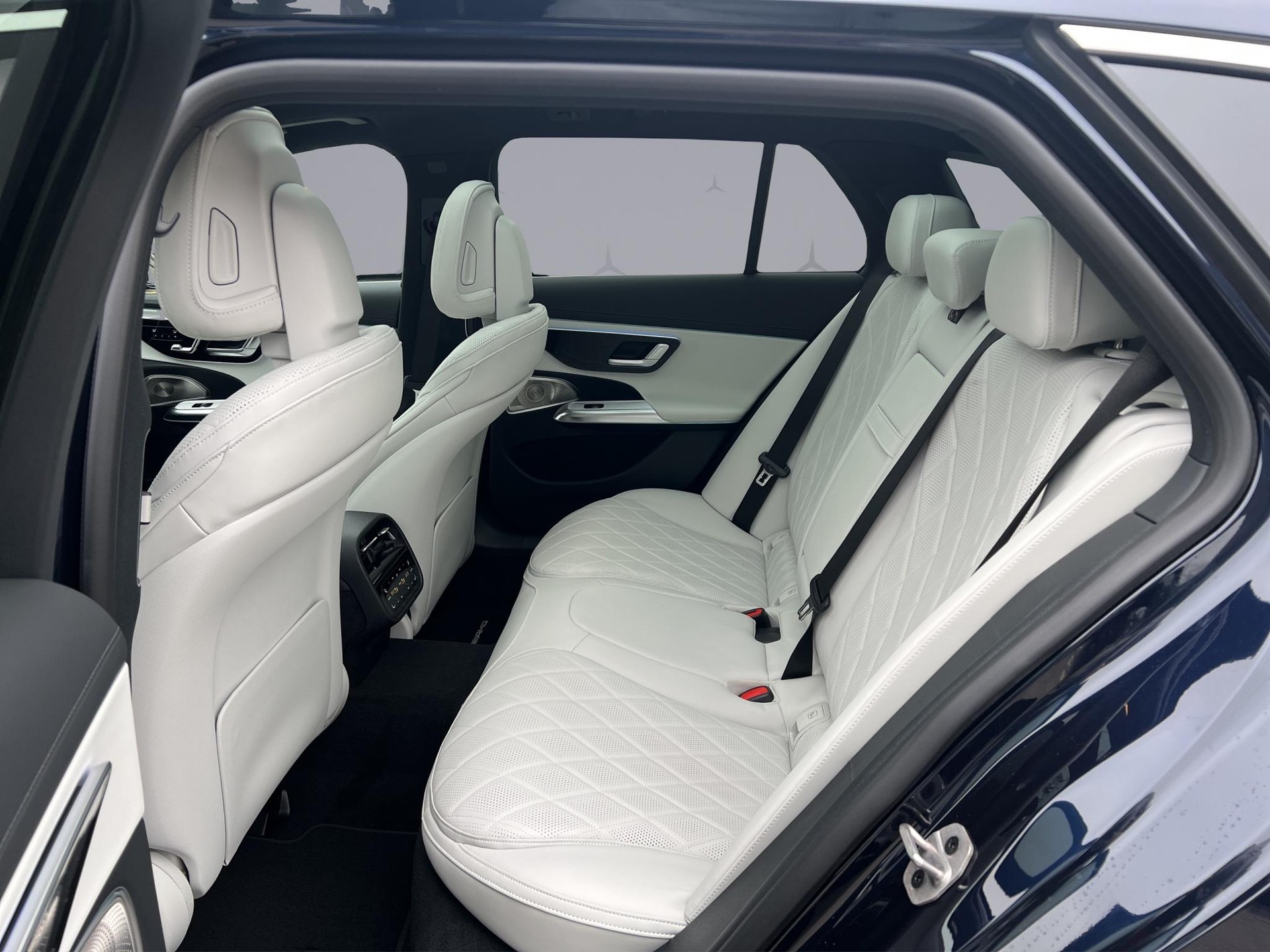 MERCEDES-BENZ E 220 d AMG Line 4matic Kombi-image-8