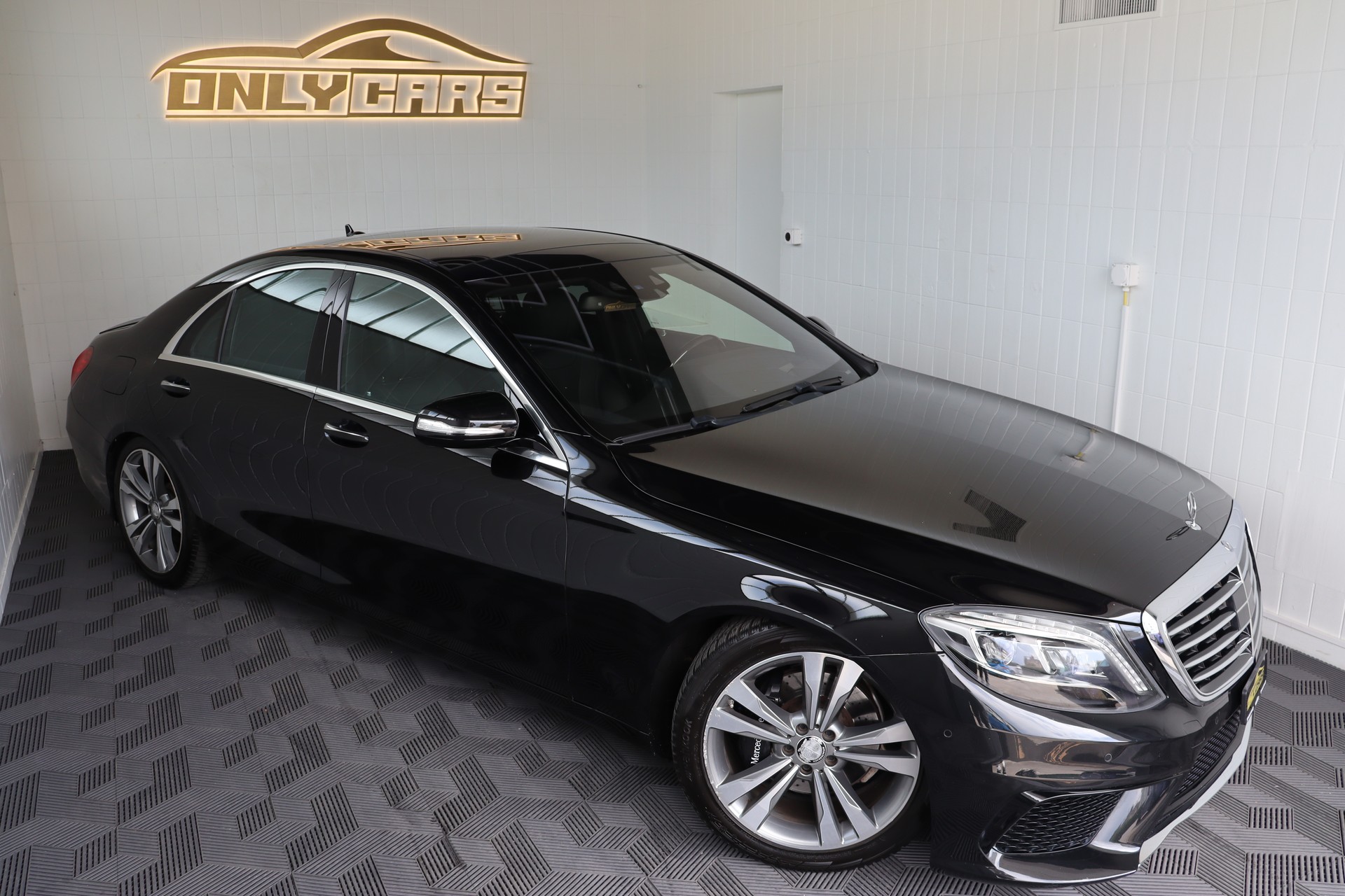 MERCEDES-BENZ S 350 BLUETEC 4MATIC 7G-TRONIC ** FAHRASSISTENZ-PAKET ** TIEFERGELEGT ** PANORAMADACH ** BURMESTER **-image-2