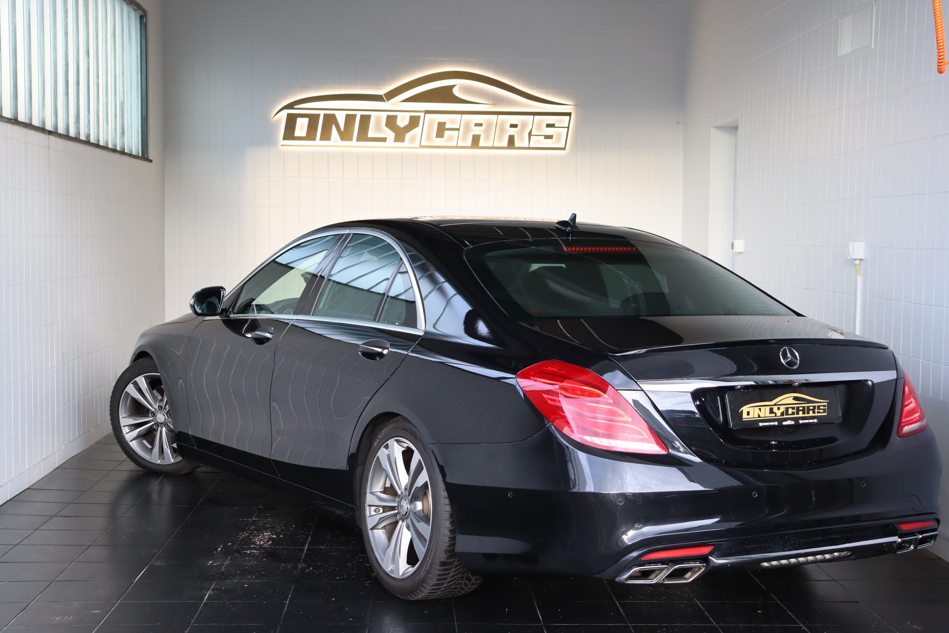 MERCEDES-BENZ S 350 BLUETEC 4MATIC 7G-TRONIC ** FAHRASSISTENZ-PAKET ** TIEFERGELEGT ** PANORAMADACH ** BURMESTER **-image-4