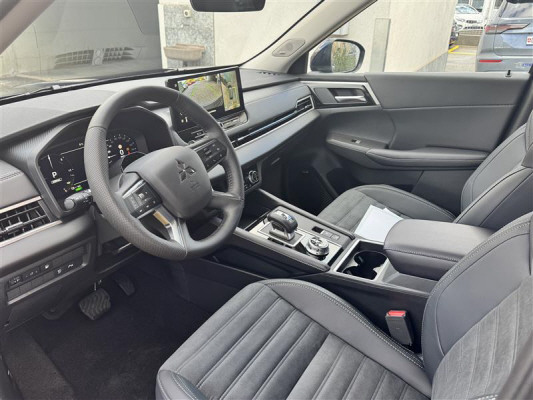 MITSUBISHI Outlander 2.4 PHEV Invite 4WD Automatic-image-6