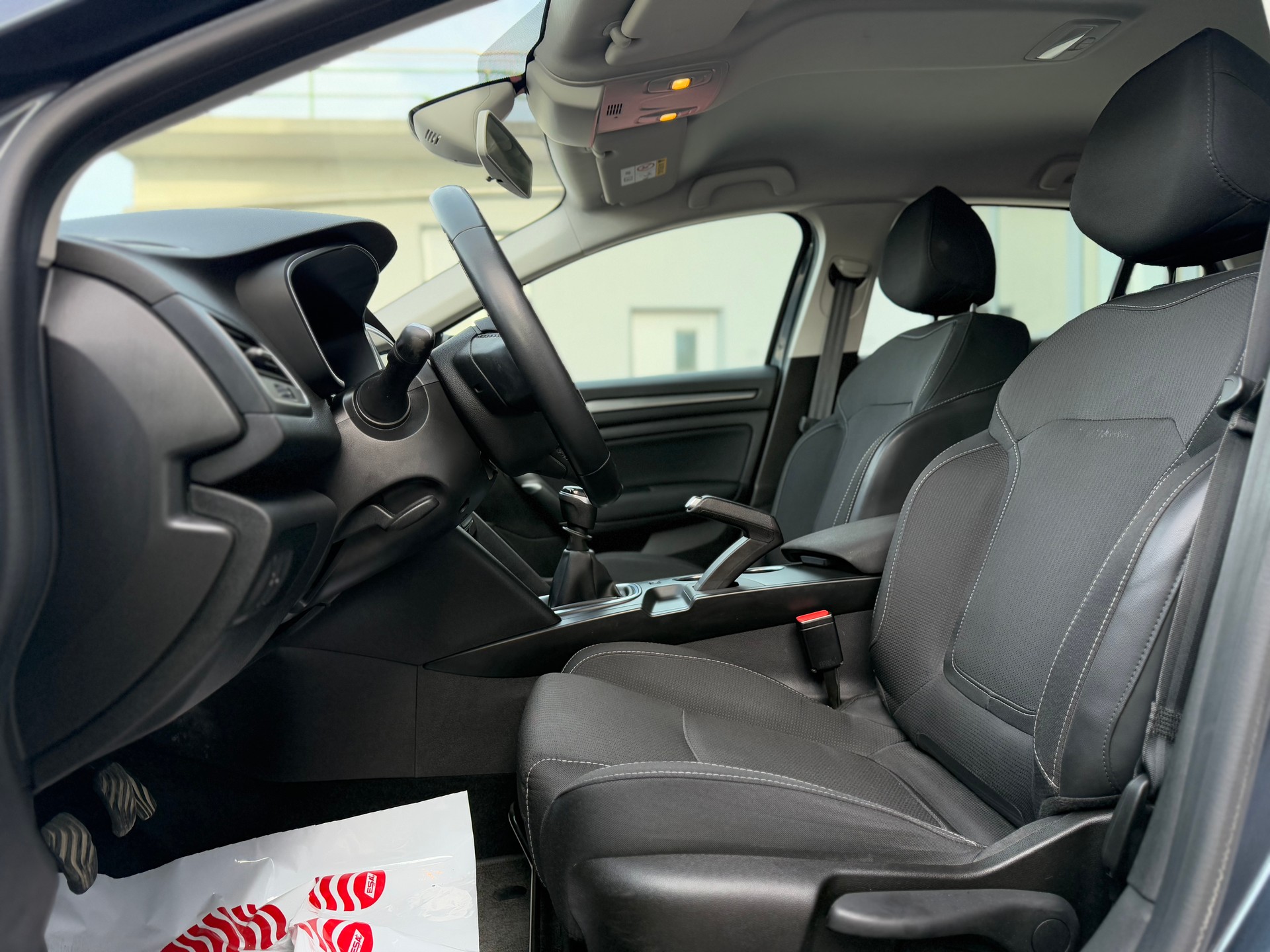 RENAULT Mégane Berline 1.3 16V Turbo Zen-image-9