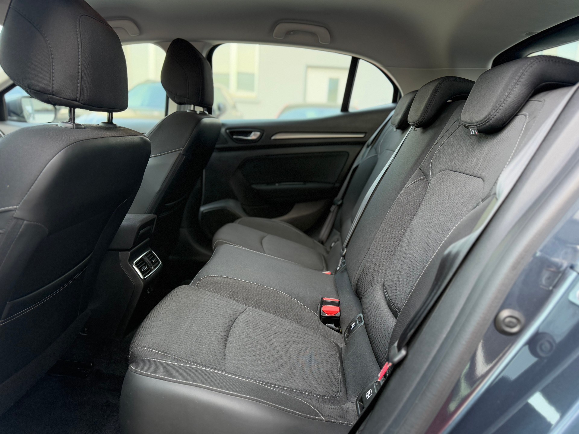 RENAULT Mégane Berline 1.3 16V Turbo Zen-image-10