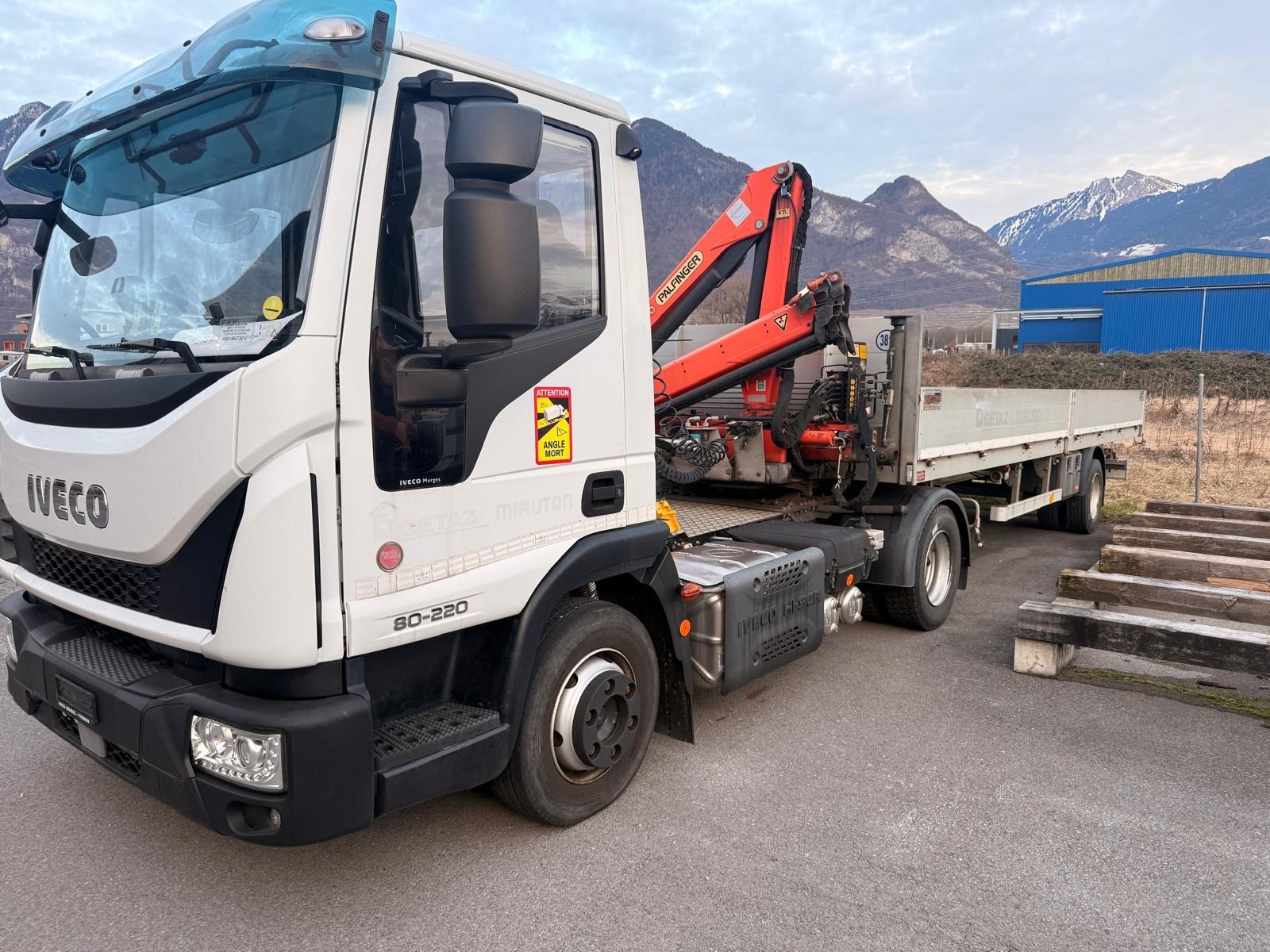 IVECO 80E22 Eurocargo semi-remorque + Grue PK 3400