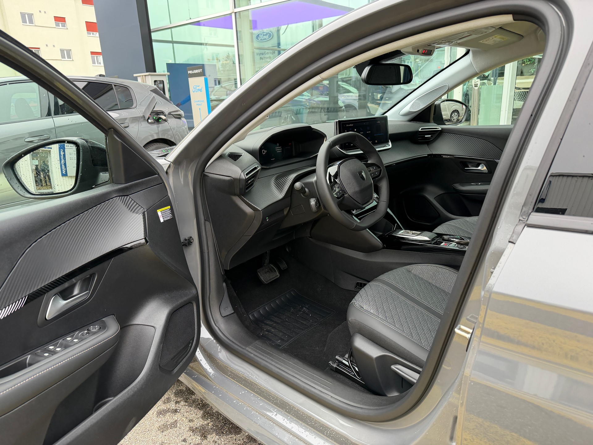 PEUGEOT 208 1.2 MHEV 110 Allure Premium-image-8