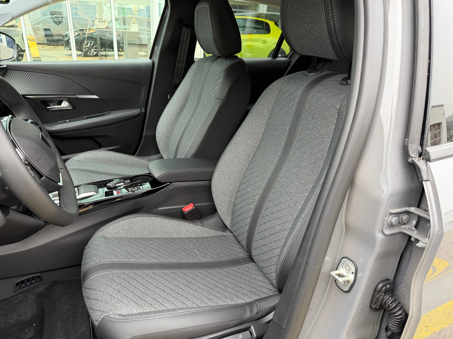 PEUGEOT 208 1.2 MHEV 110 Allure Premium-image-9