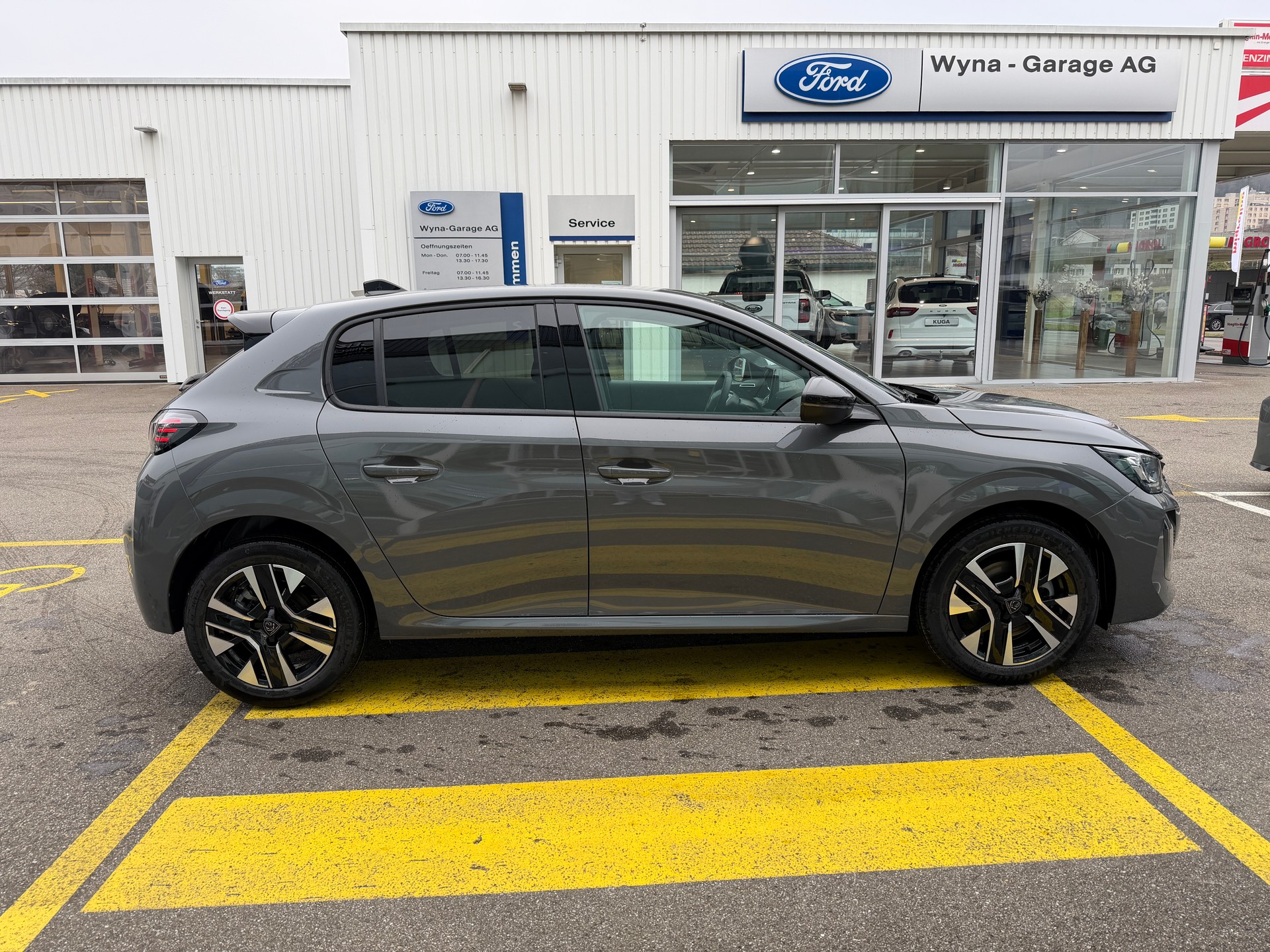 PEUGEOT 208 1.2 MHEV 110 Allure Premium-image-4