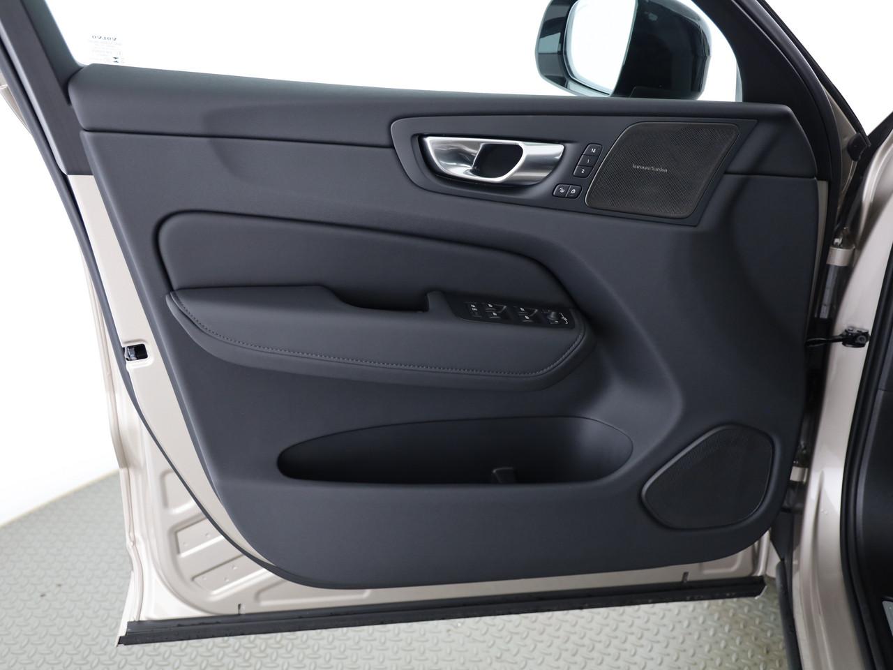 VOLVO XC60 2.0 B5 MH Ultra Dark AWD-image-18