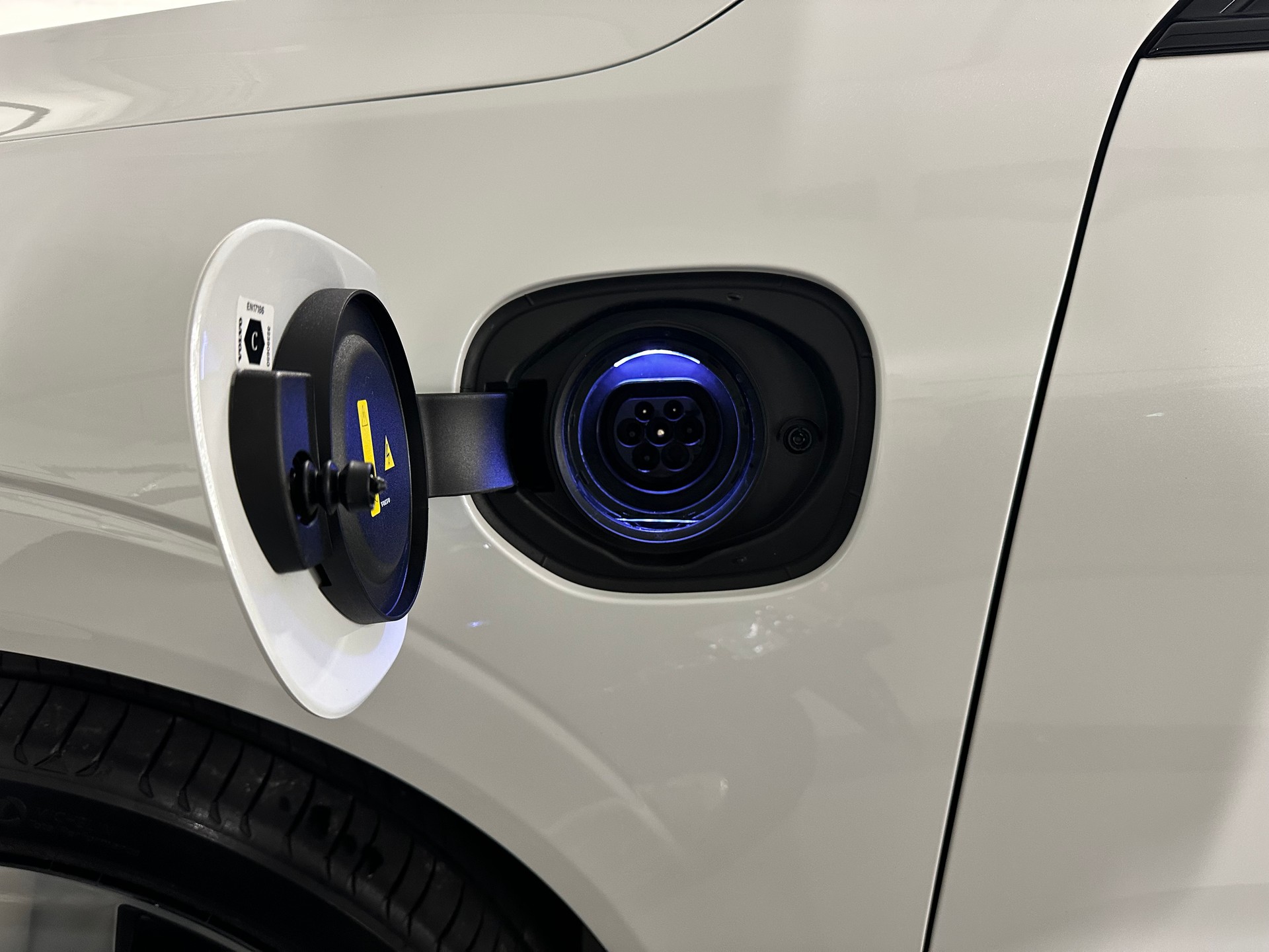 VOLVO XC60 T6 eAWD PluginHybrid Plus Dark Geartronic-image-19