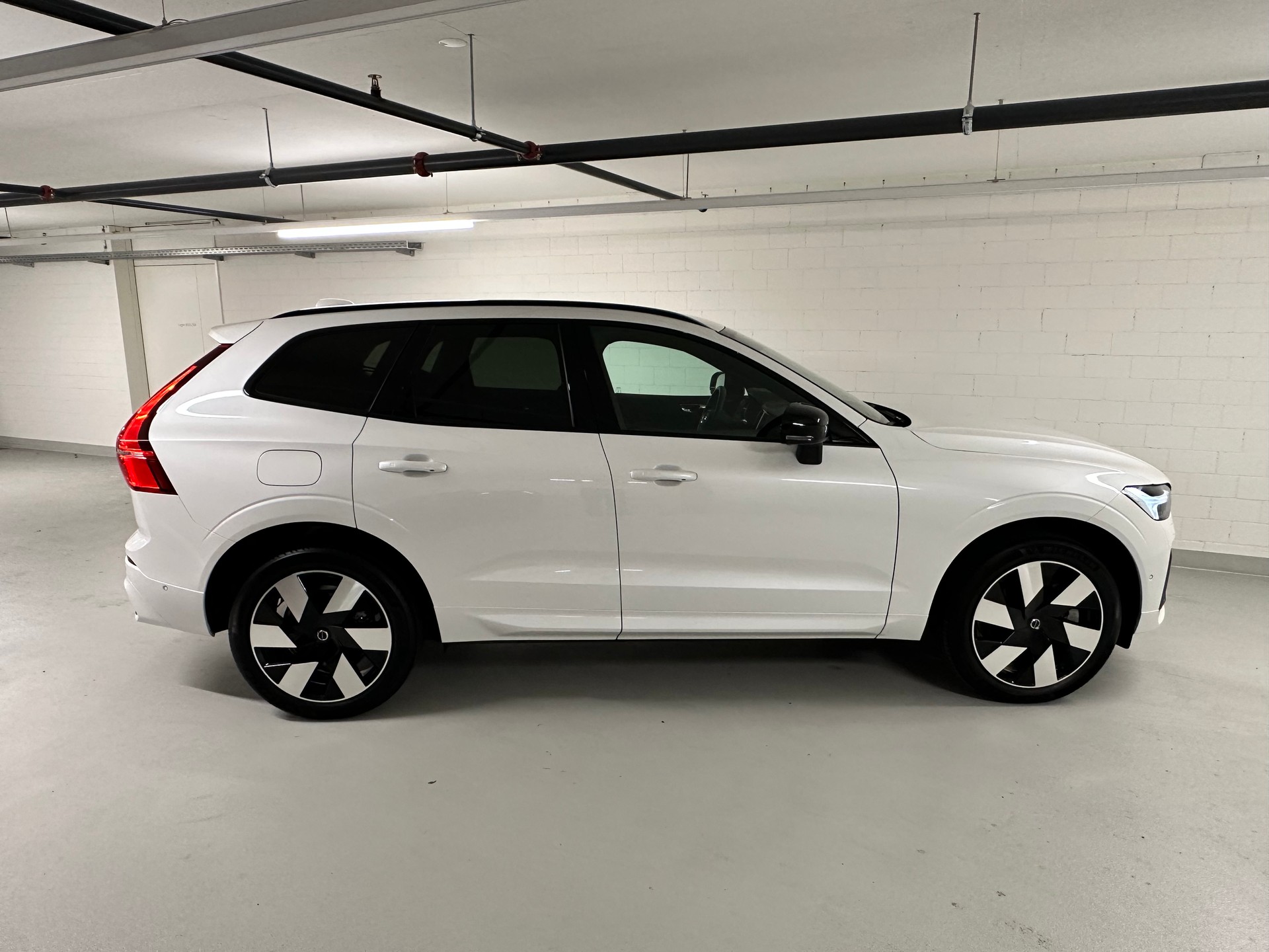VOLVO XC60 T6 eAWD PluginHybrid Plus Dark Geartronic-image-4