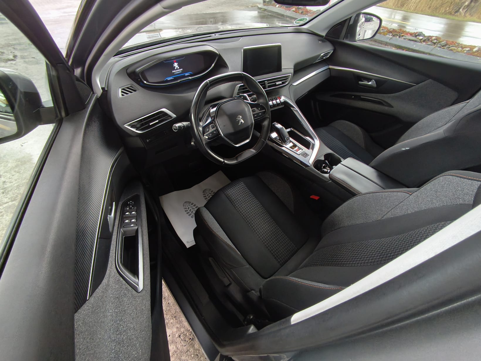 PEUGEOT 3008 1.2 PureTech Allure EAT-image-14