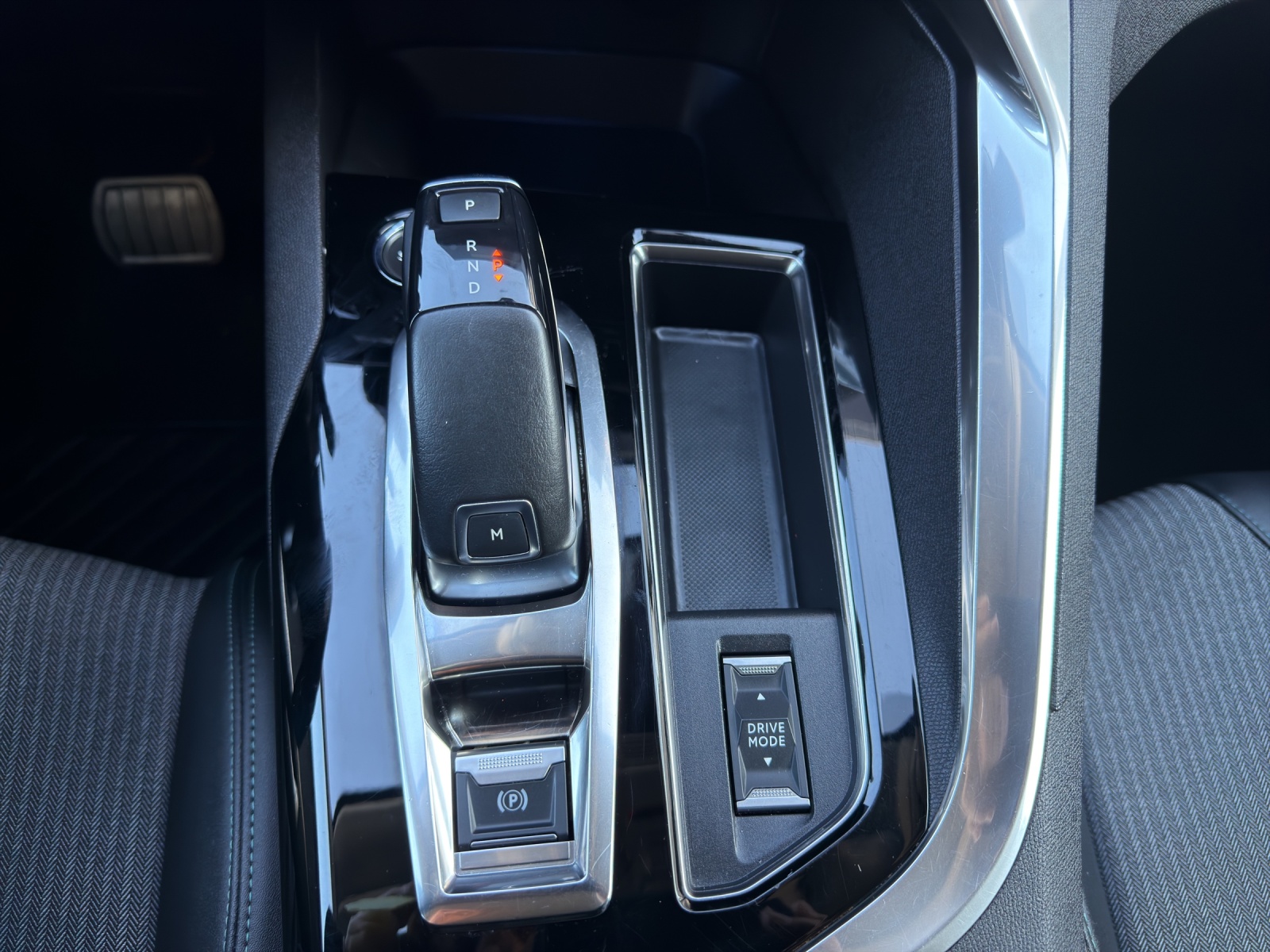 PEUGEOT 5008 1.2 Pure Tech Allure Pack EAT8-7 Plätze-image-23