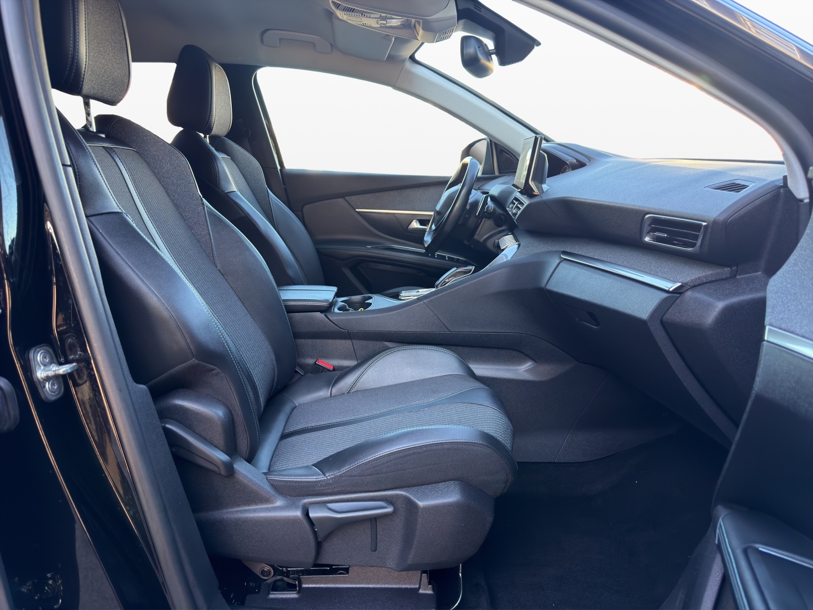 PEUGEOT 5008 1.2 Pure Tech Allure Pack EAT8-7 Plätze-image-14