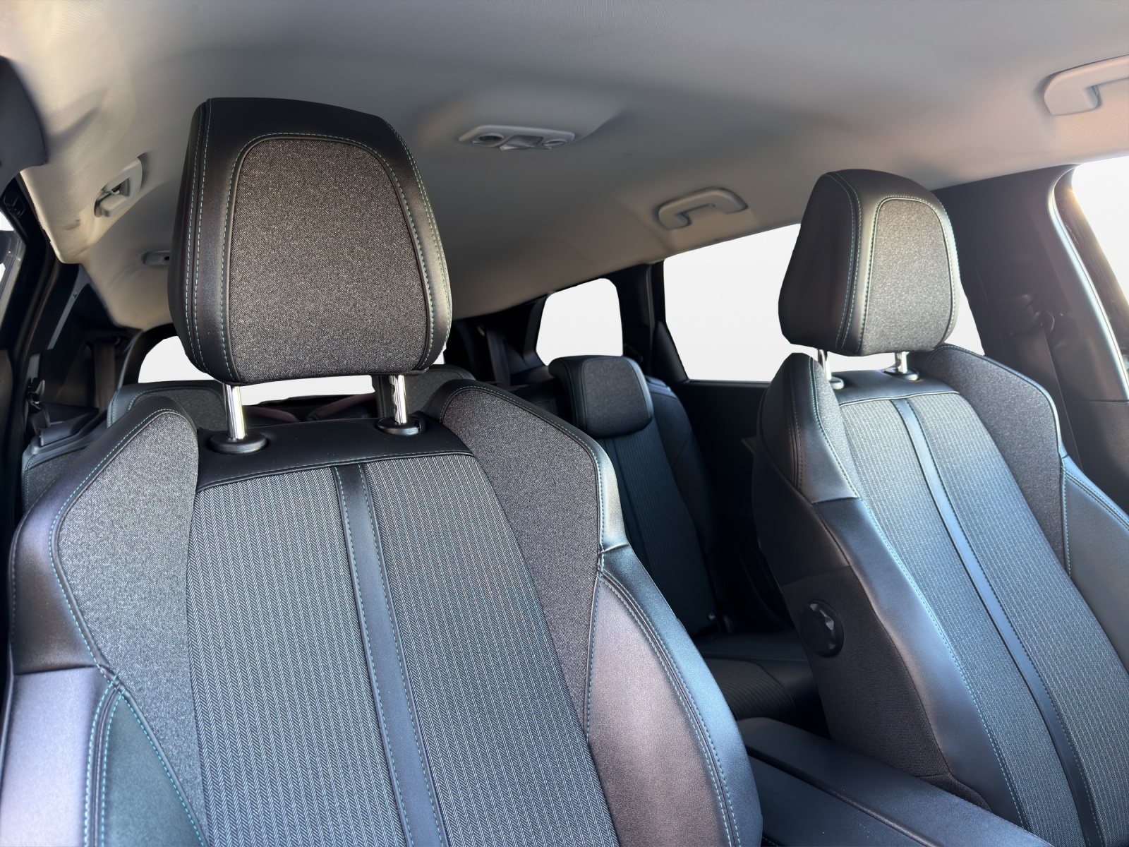 PEUGEOT 5008 1.2 Pure Tech Allure Pack EAT8-7 Plätze-image-15
