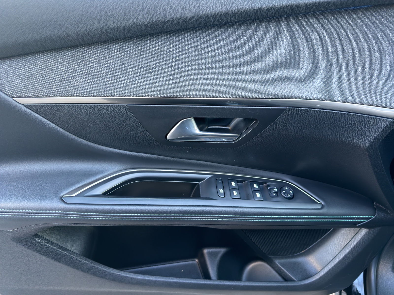 PEUGEOT 5008 1.2 Pure Tech Allure Pack EAT8-7 Plätze-image-9