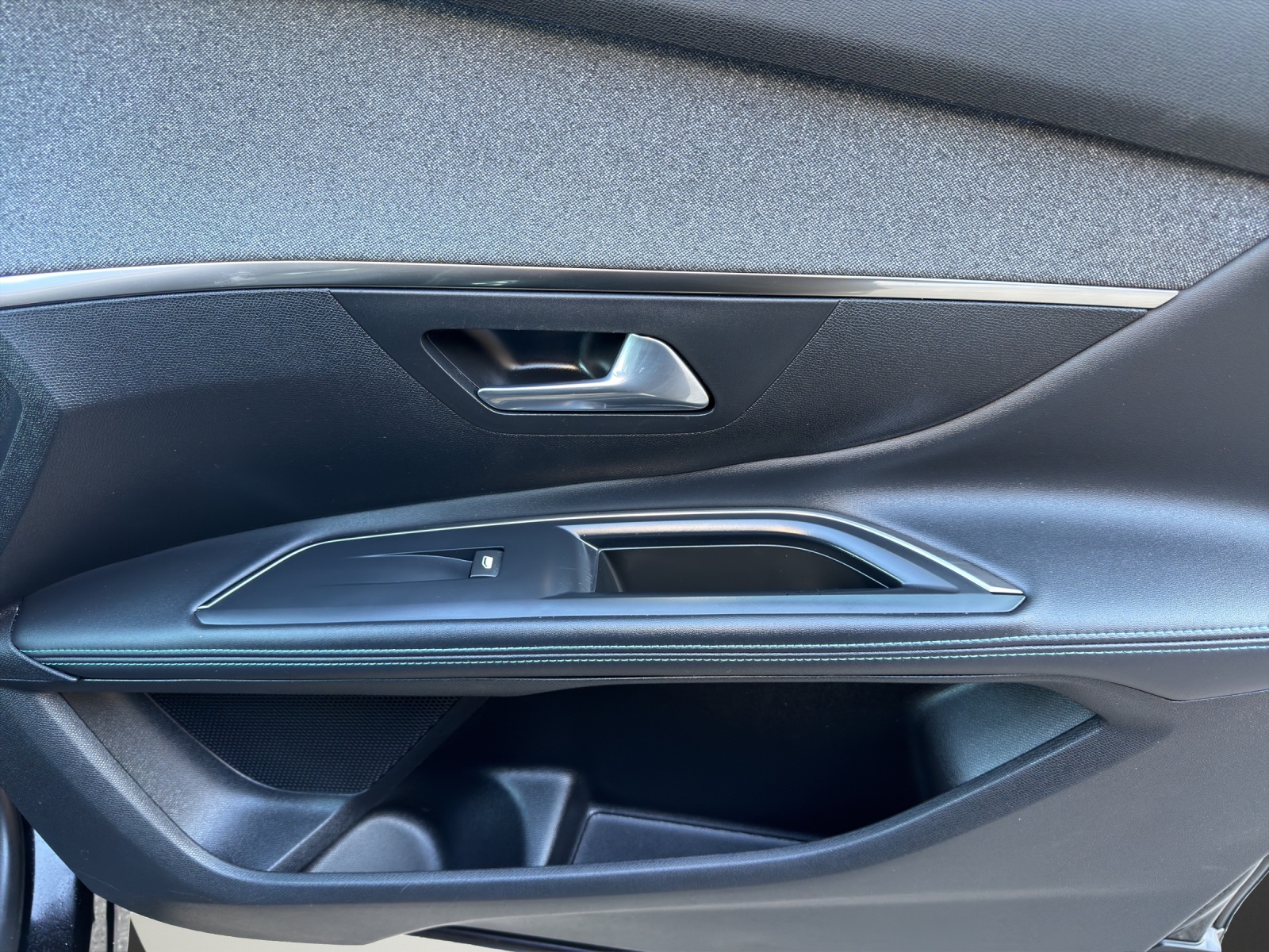 PEUGEOT 5008 1.2 Pure Tech Allure Pack EAT8-7 Plätze-image-16