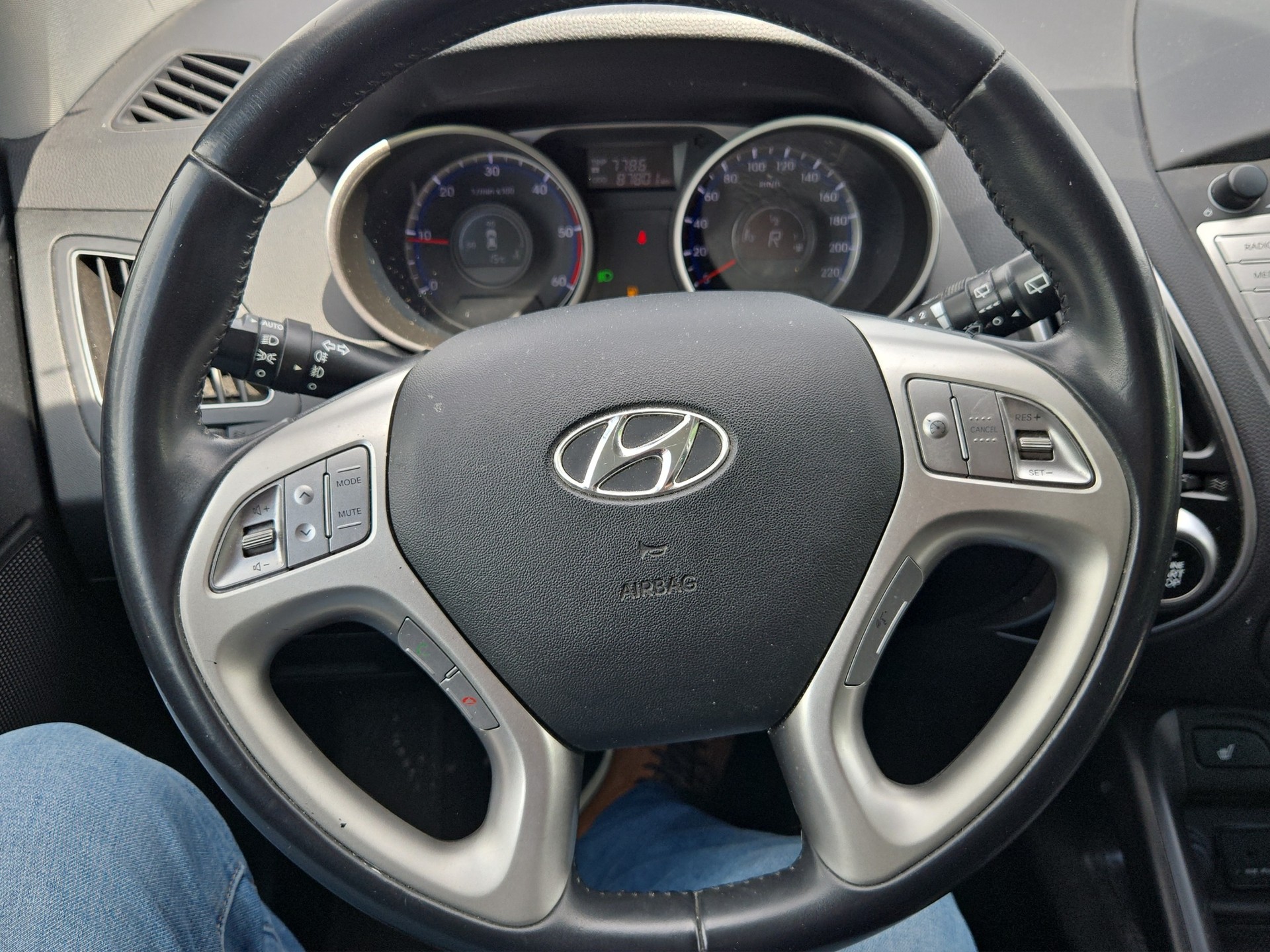 HYUNDAI iX 35 2.0 CRDi Premium 4WD Automatic-image-17