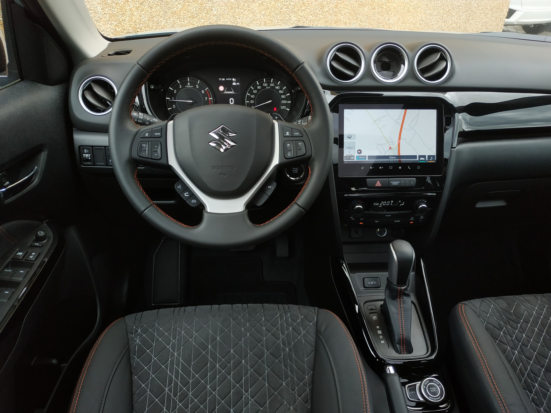 SUZUKI Vitara 1.4 Boosterjet Black Edition Top 4x4 Hybrid Automatic-image-11