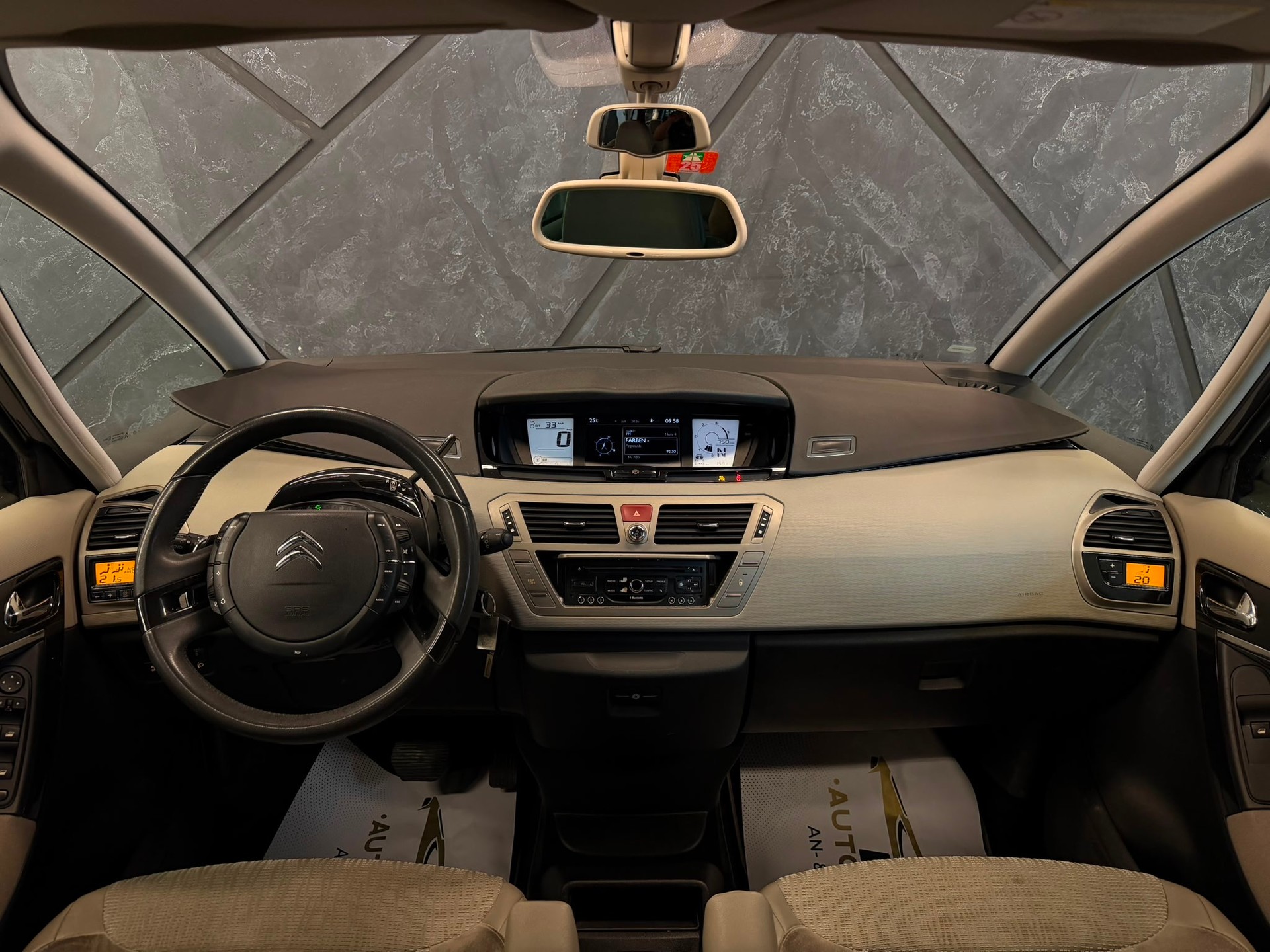 CITROEN Grand C4 Picasso 2.0 HDI Exclusive EGS6-image-8