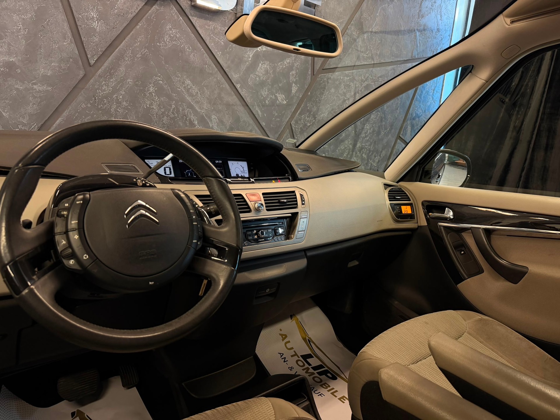 CITROEN Grand C4 Picasso 2.0 HDI Exclusive EGS6-image-9