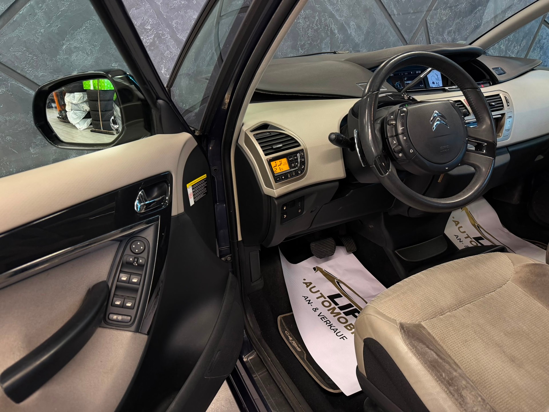 CITROEN Grand C4 Picasso 2.0 HDI Exclusive EGS6-image-10