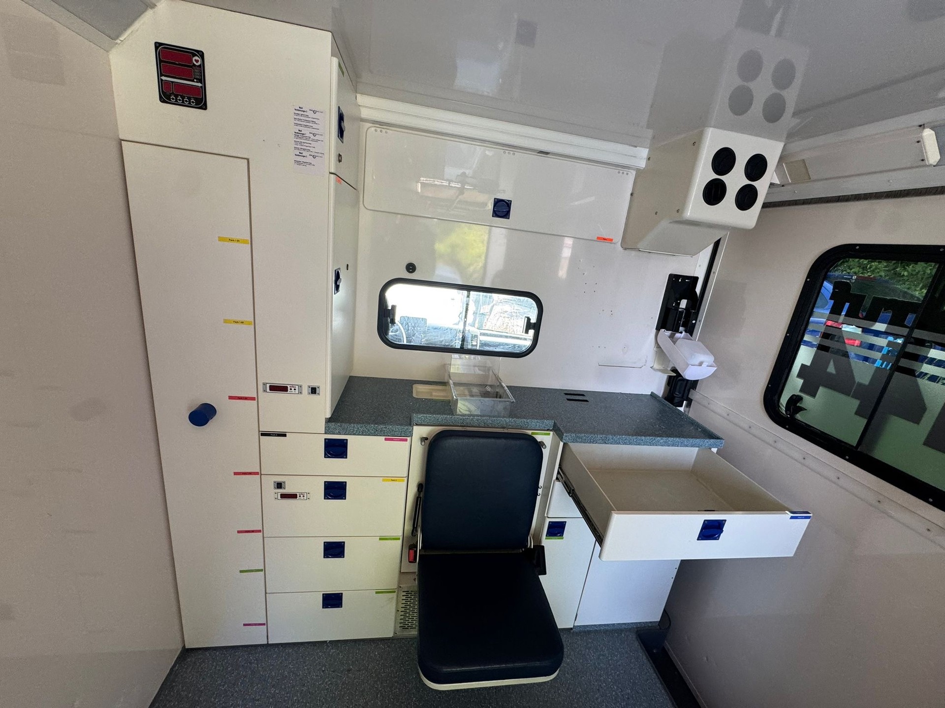 MERCEDES-BENZ Sprinter 318 CDI Kompakt Ambulanz-image-9