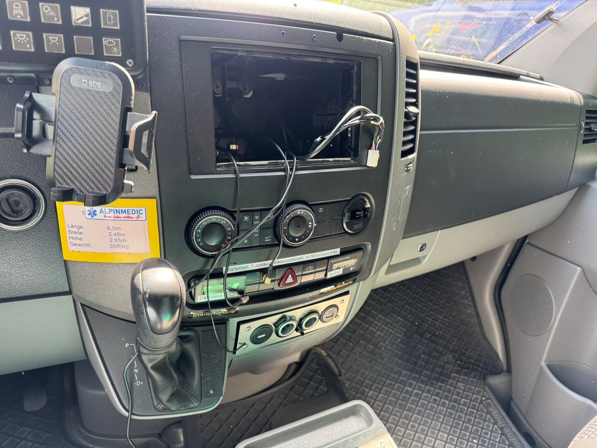 MERCEDES-BENZ Sprinter 318 CDI Kompakt Ambulanz-image-13