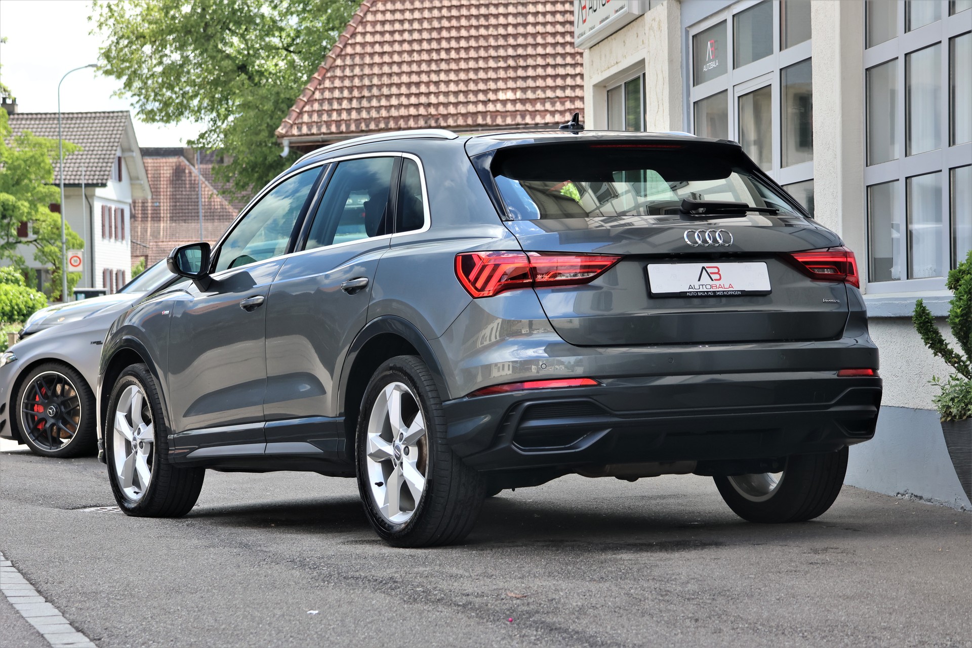 AUDI Q3 40 TDI S line quattro S-tronic (CH)-image-2