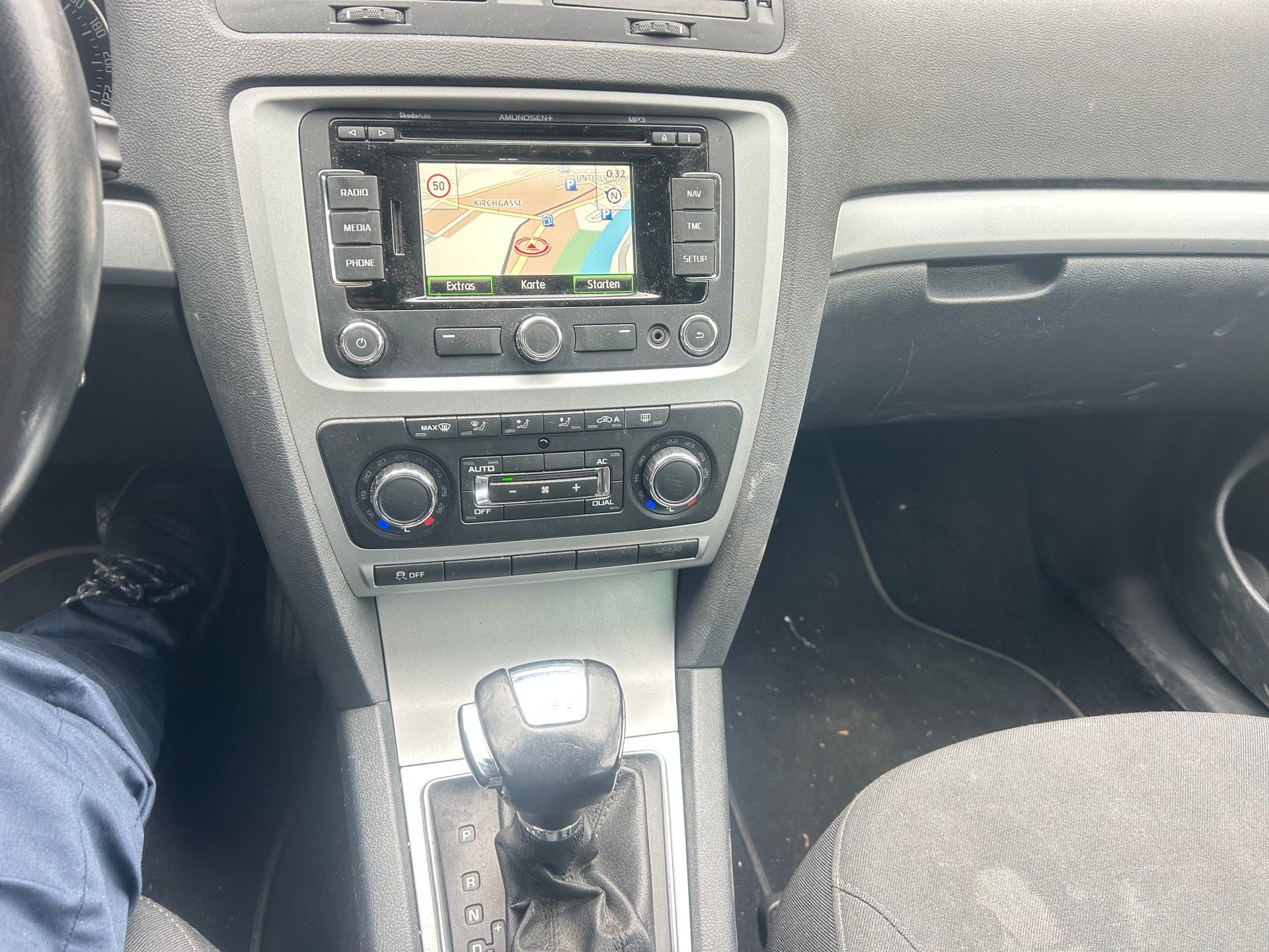 SKODA Octavia Combi 1.6 TDI Ambition DSG-image-8