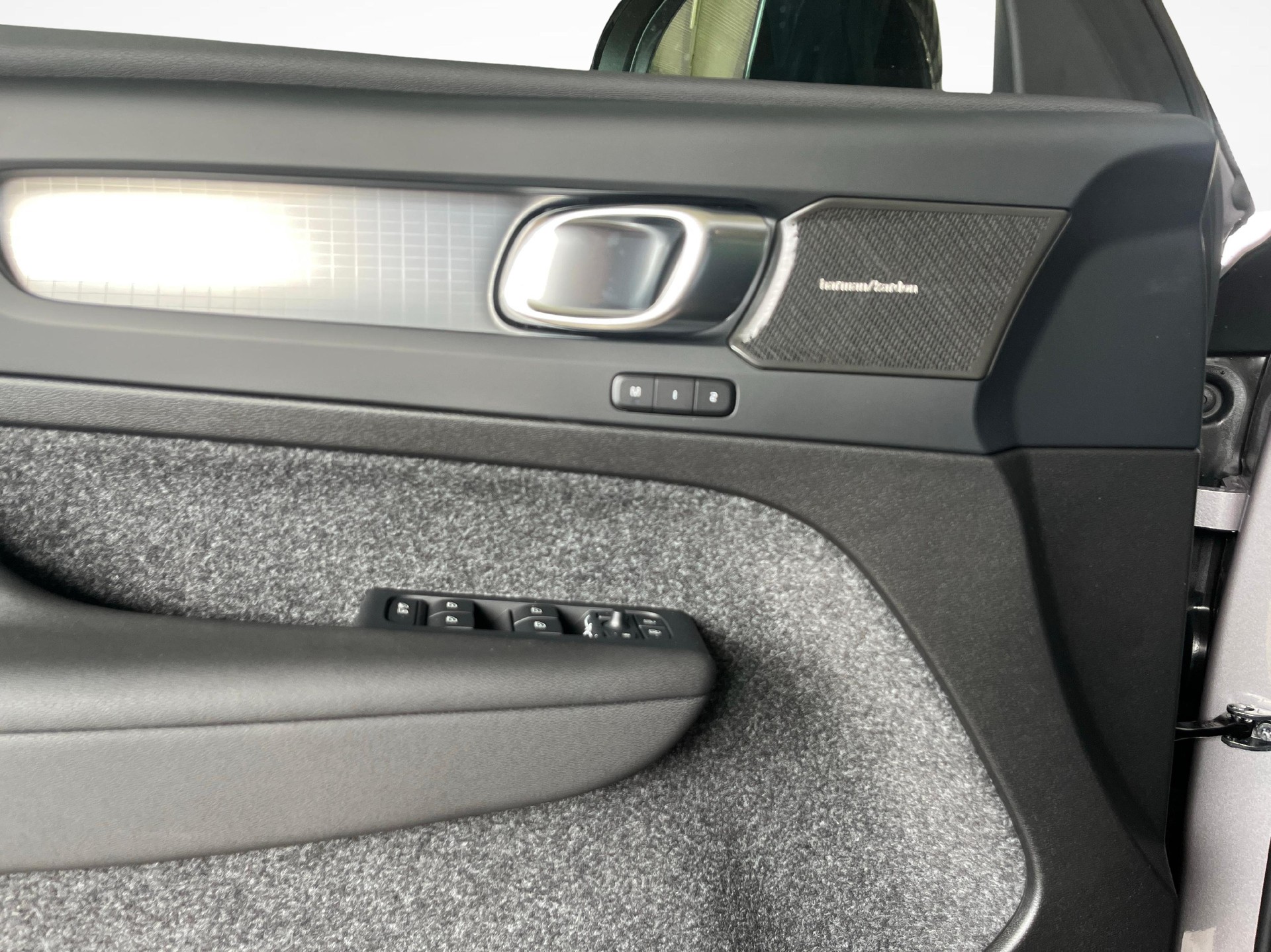 VOLVO XC40 2.0 B3 MH Plus Dark-image-13