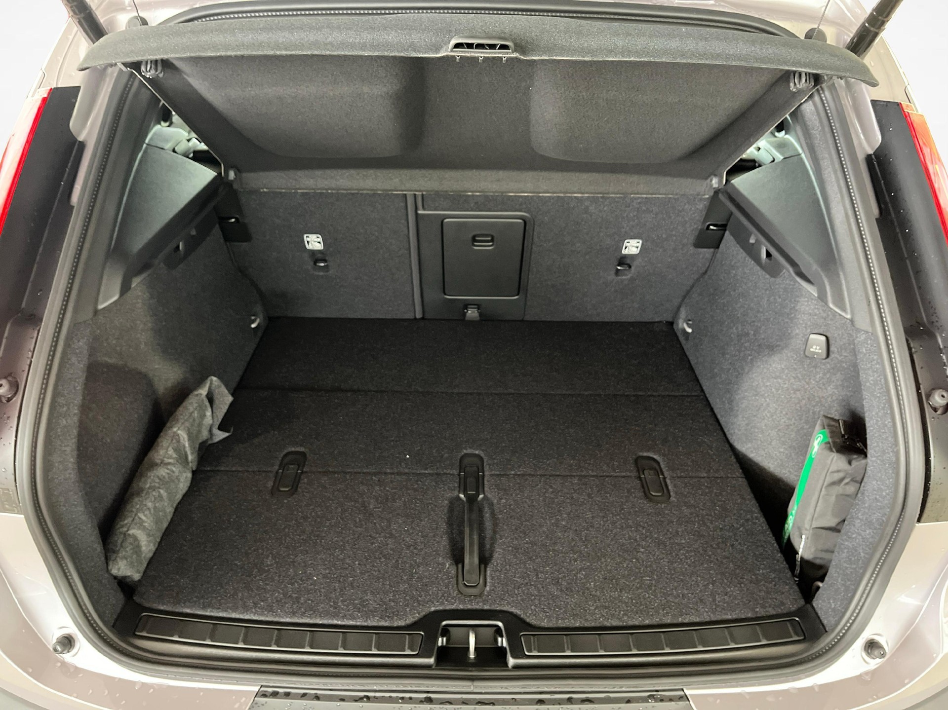 VOLVO XC40 2.0 B3 MH Plus Dark-image-15