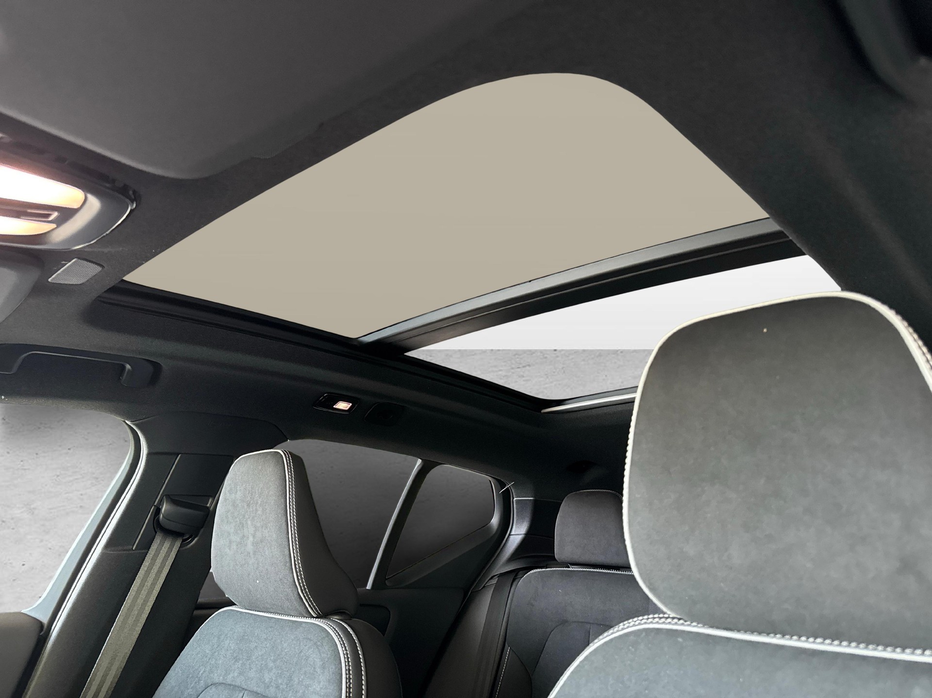 VOLVO XC40 2.0 B3 MH Plus Dark-image-7