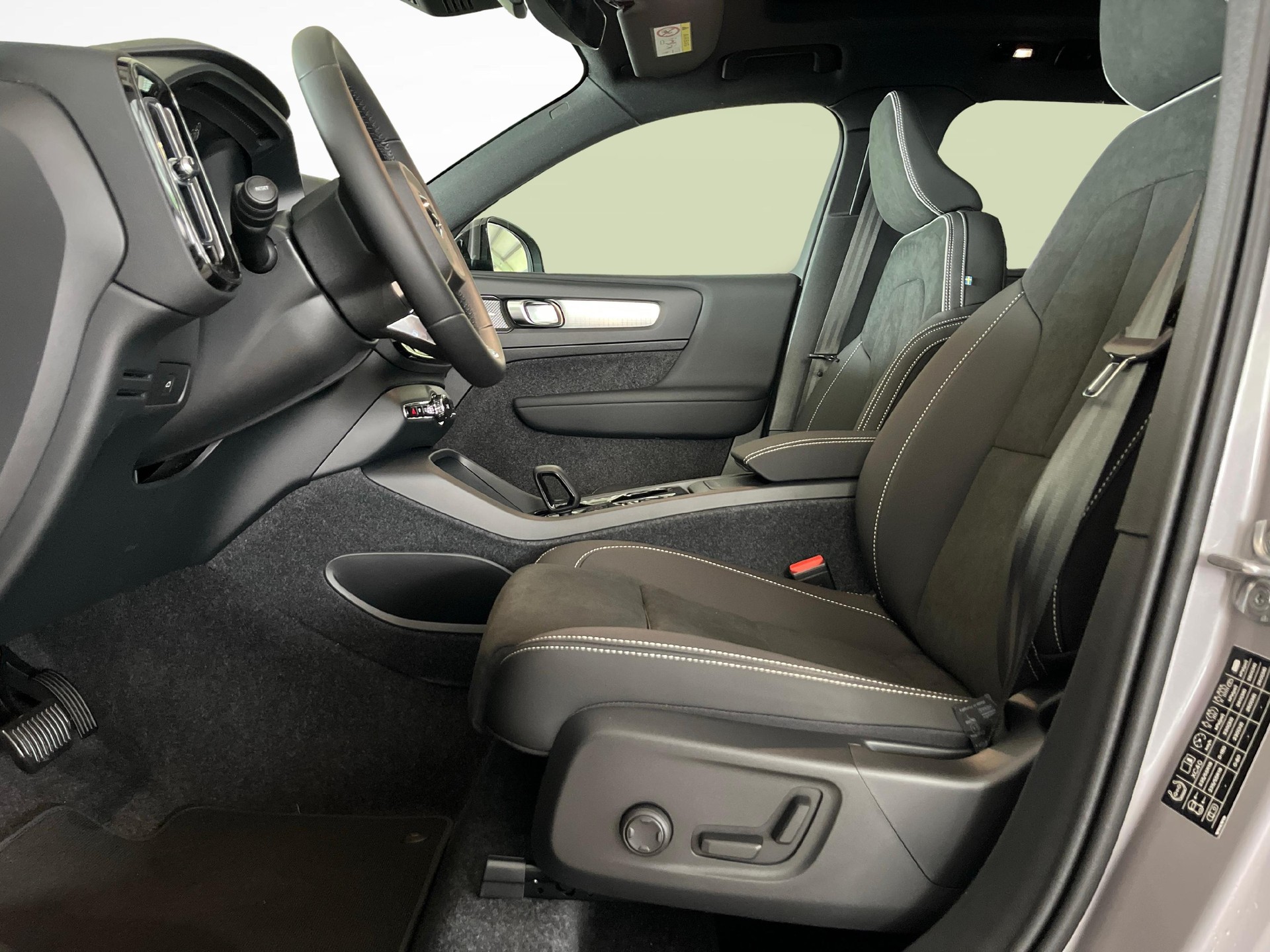 VOLVO XC40 2.0 B3 MH Plus Dark-image-5