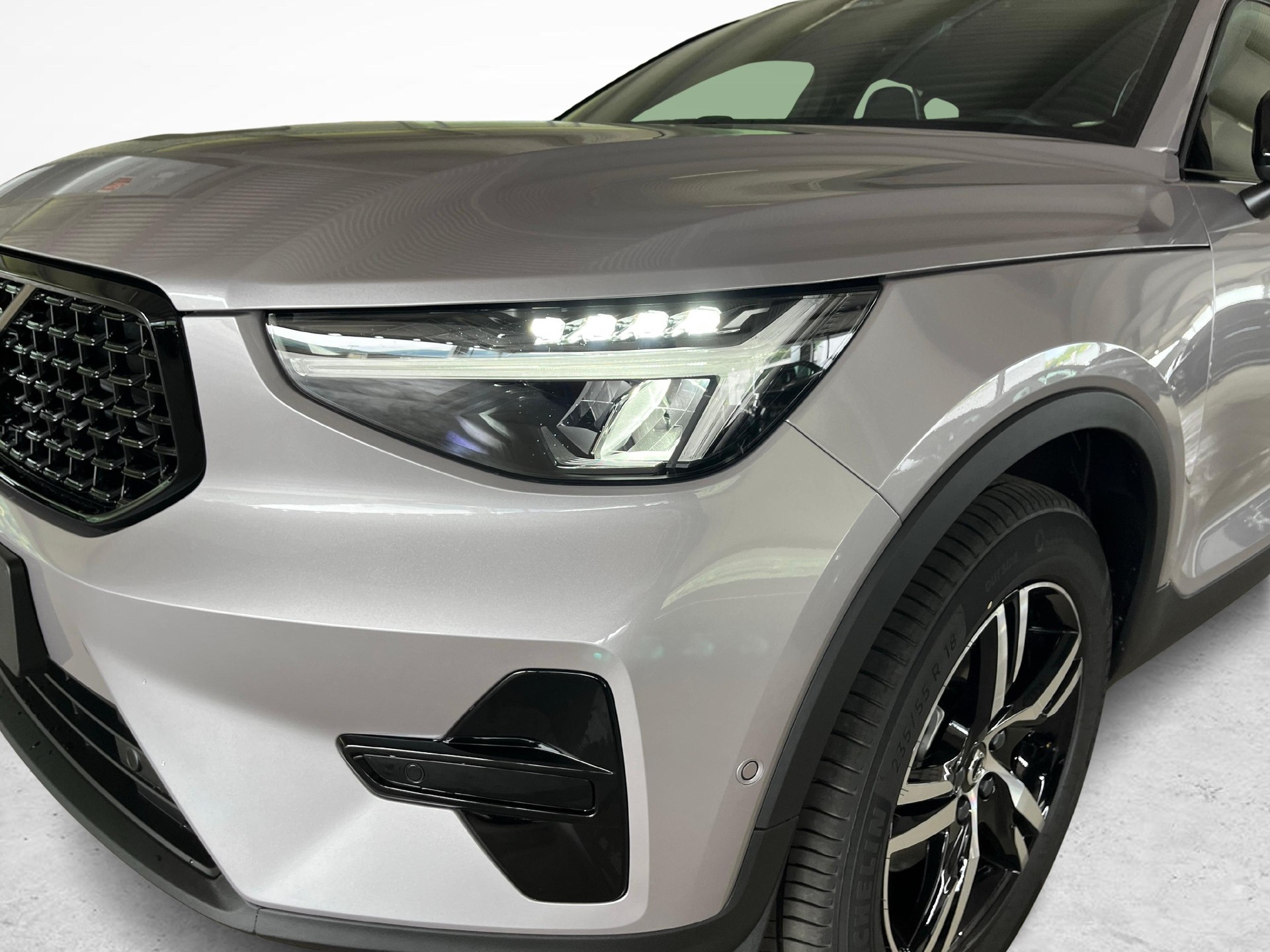 VOLVO XC40 2.0 B3 MH Plus Dark-image-17