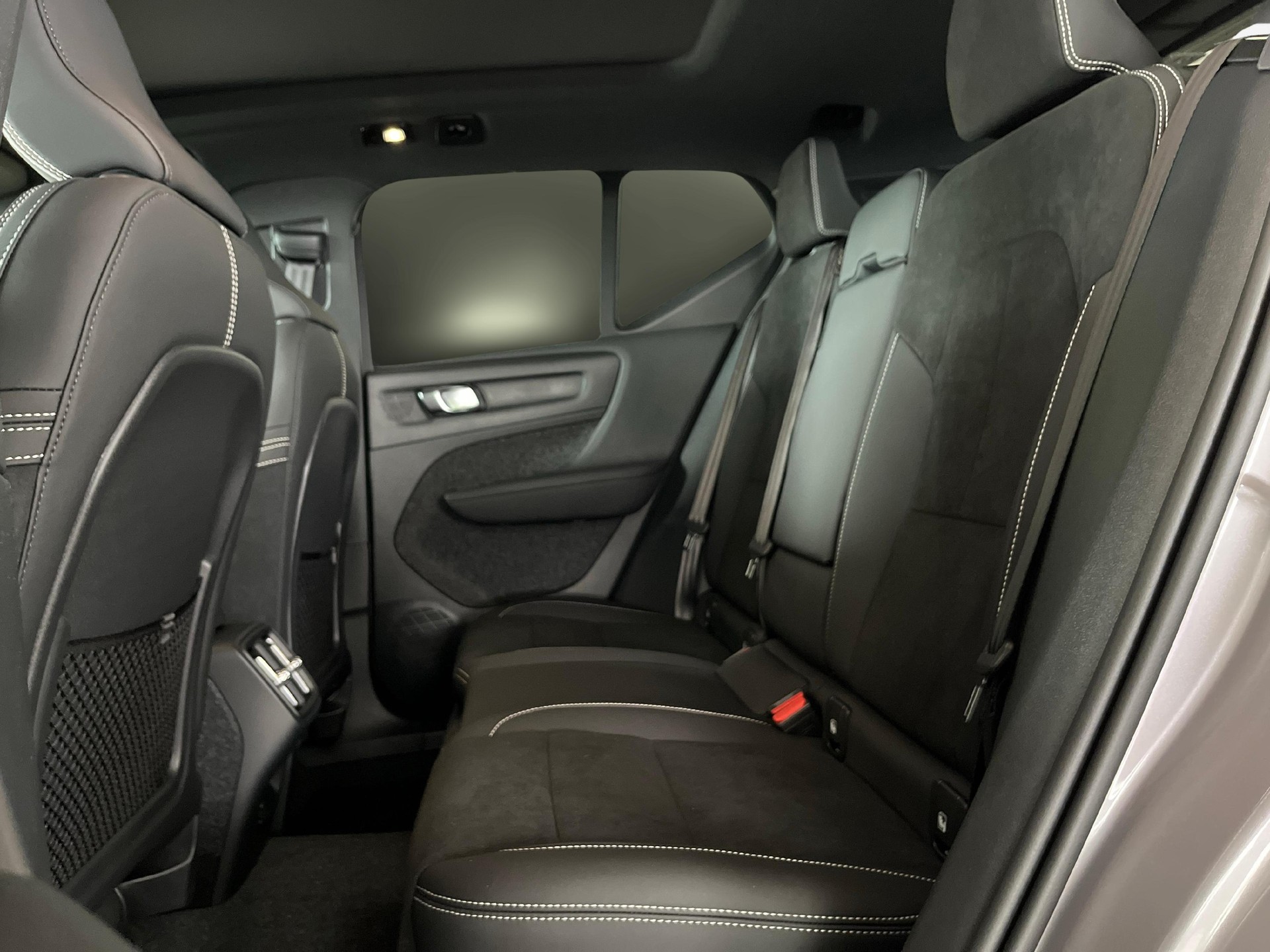 VOLVO XC40 2.0 B3 MH Plus Dark-image-6