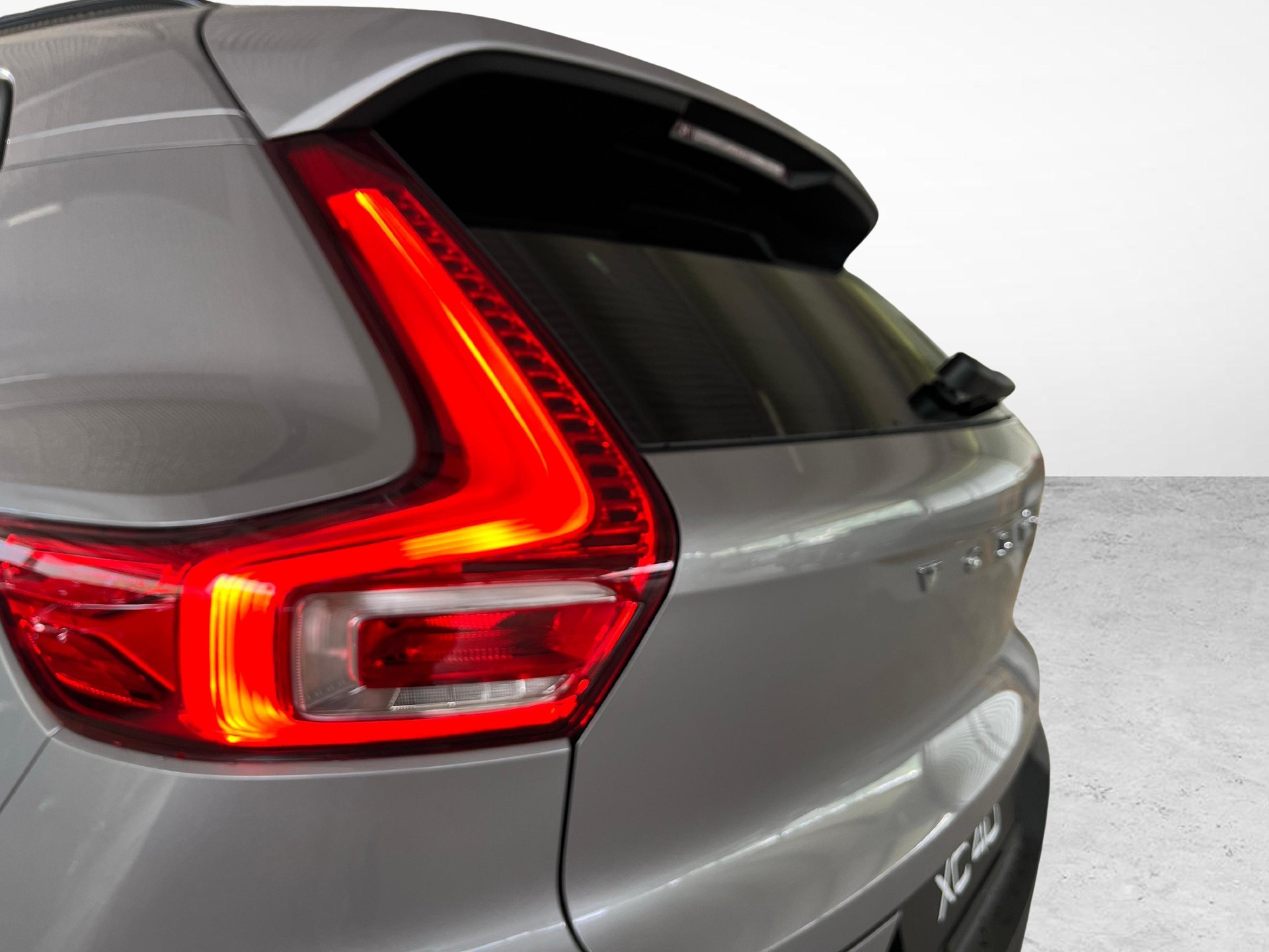VOLVO XC40 2.0 B3 MH Plus Dark-image-16