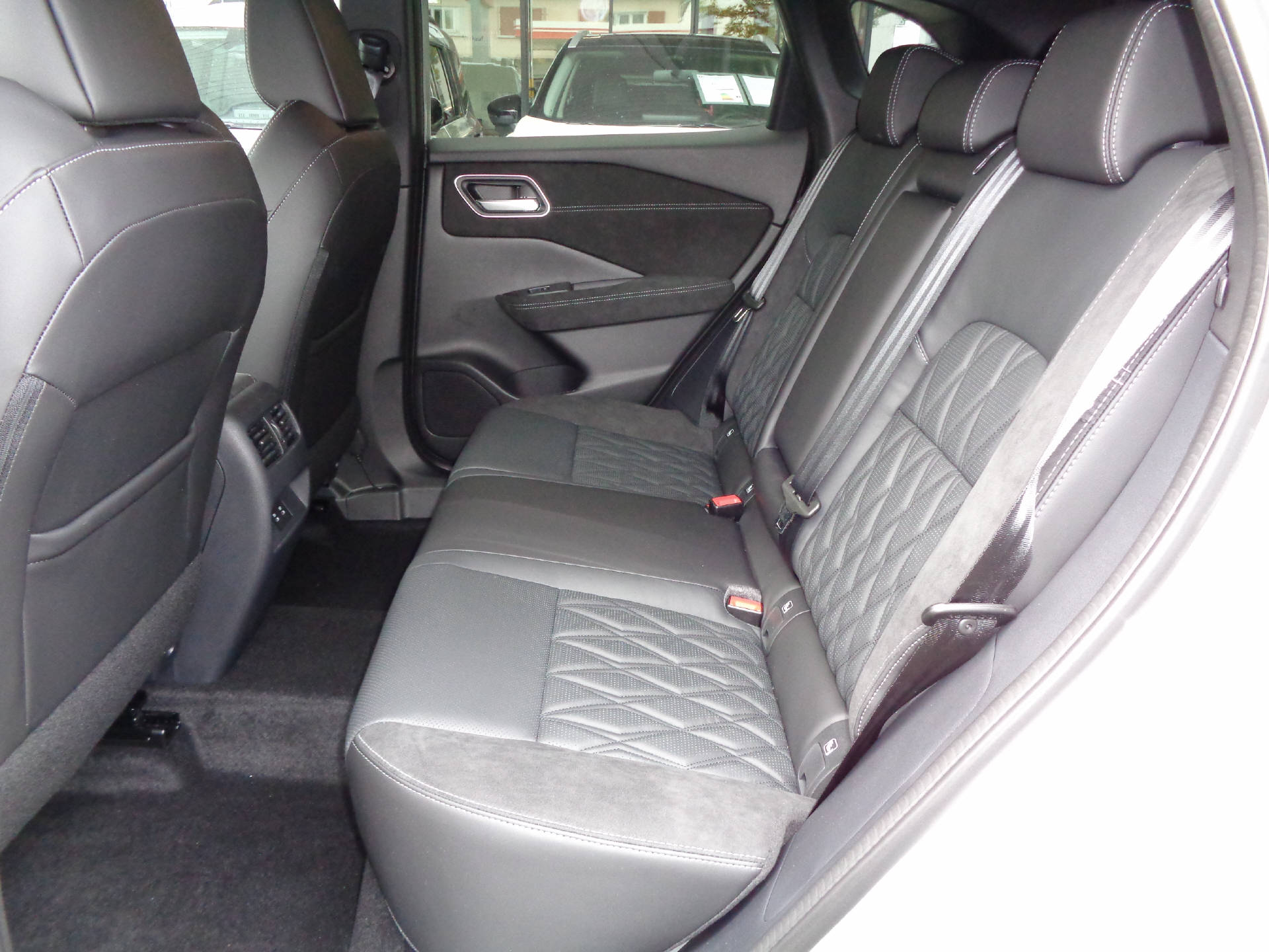 NISSAN Qashqai 1.3 DIG-T Tekna+ 4x4-image-9