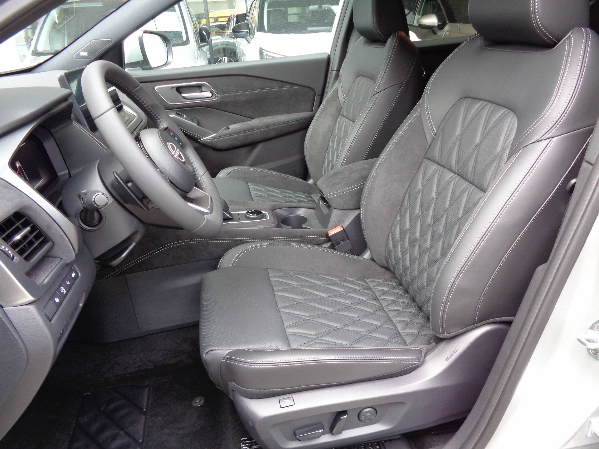 NISSAN Qashqai 1.3 DIG-T Tekna+ 4x4-image-7