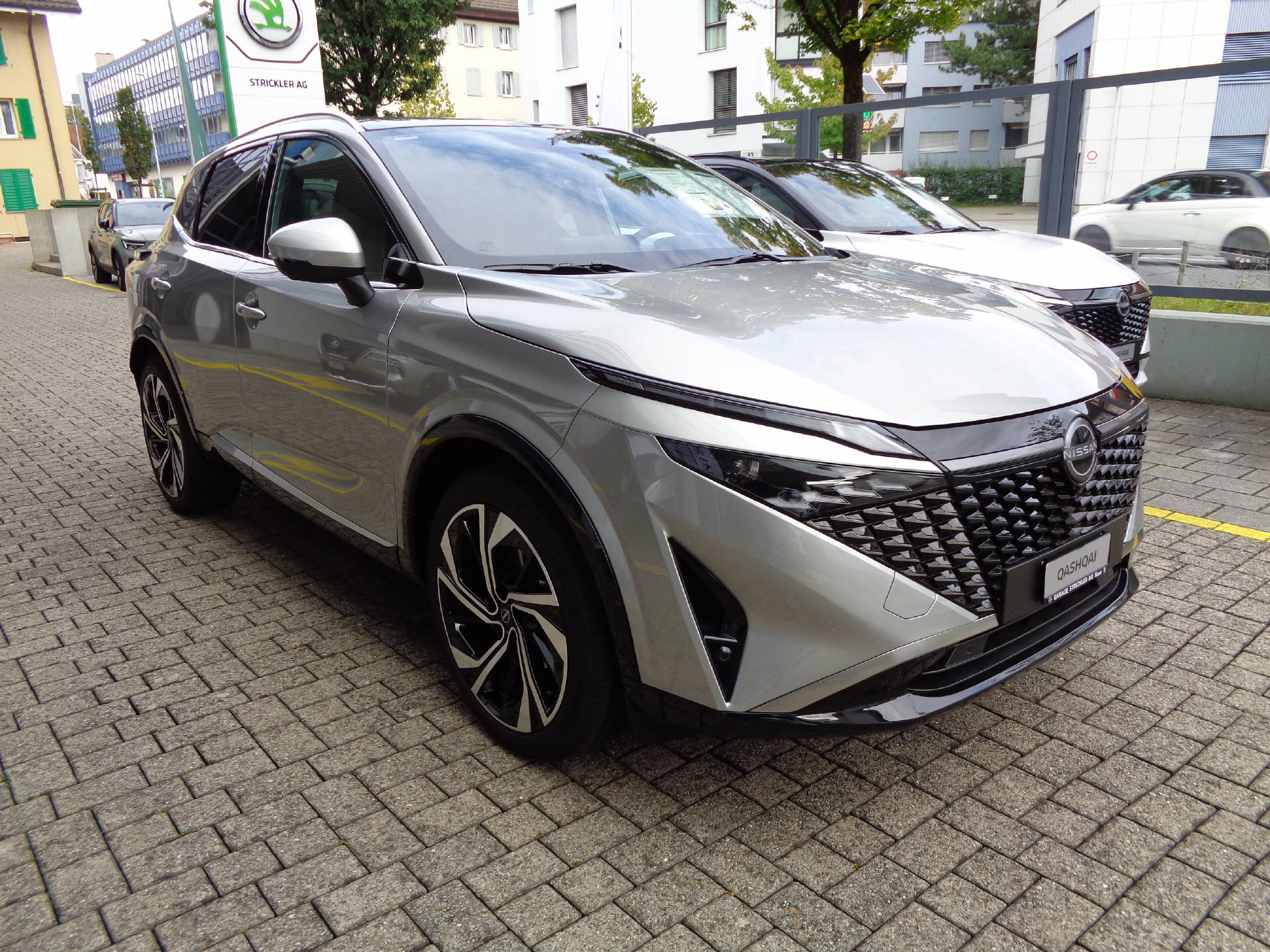 NISSAN Qashqai 1.3 DIG-T Tekna+ 4x4-image-2