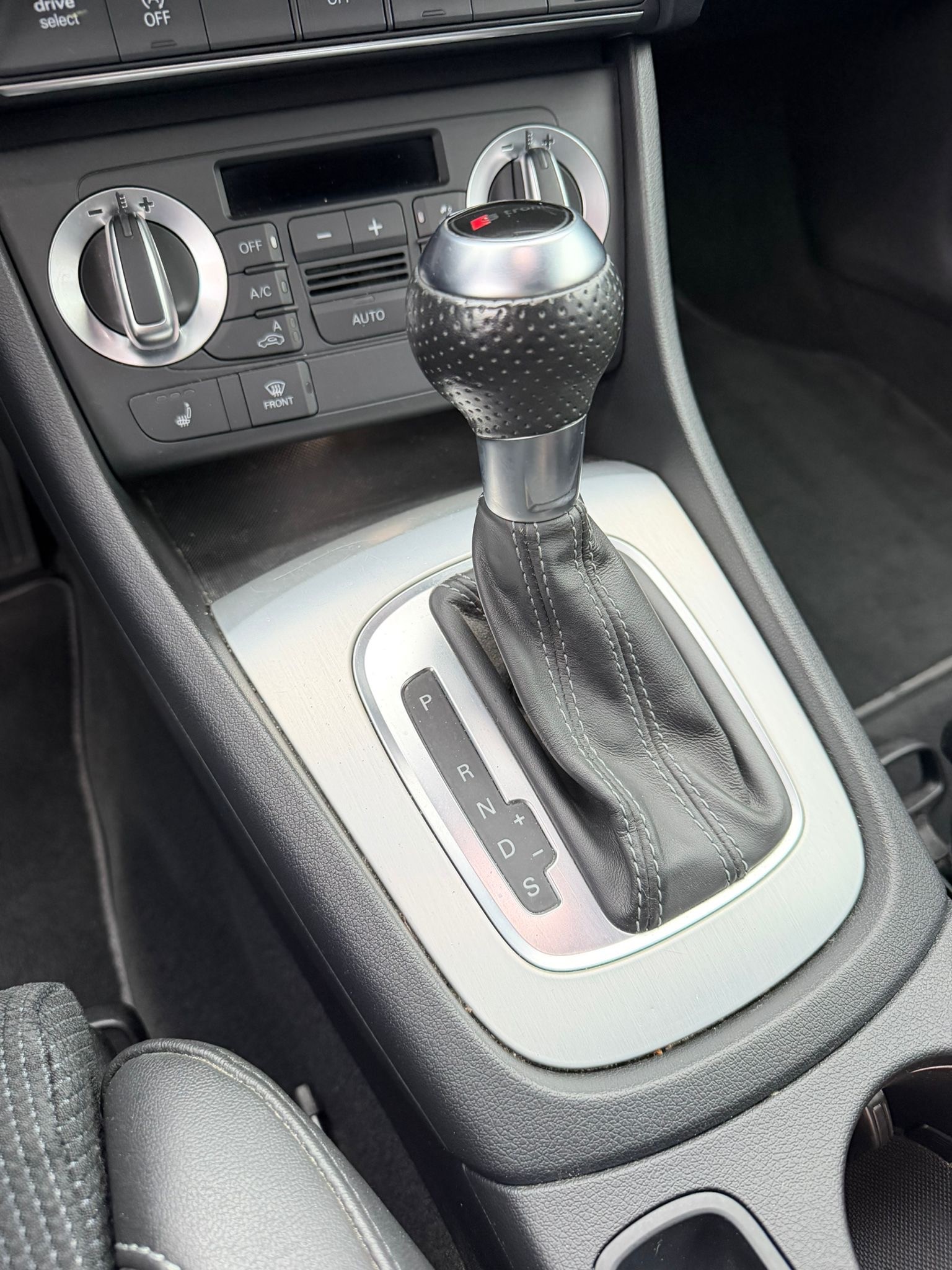AUDI Q3 2.0 TDI quattro S-tronic-image-12