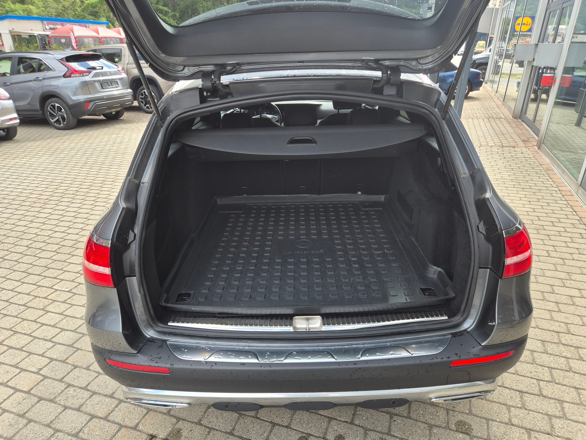 MERCEDES-BENZ E 220 d All-Terrain Avantgarde 4Matic 9G-Tronic-image-4