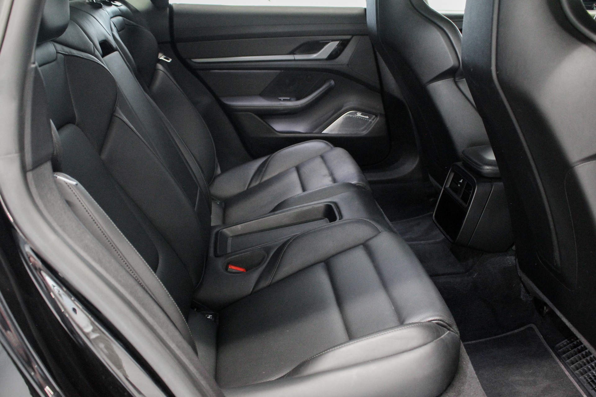 PORSCHE Taycan Turbo S-image-16